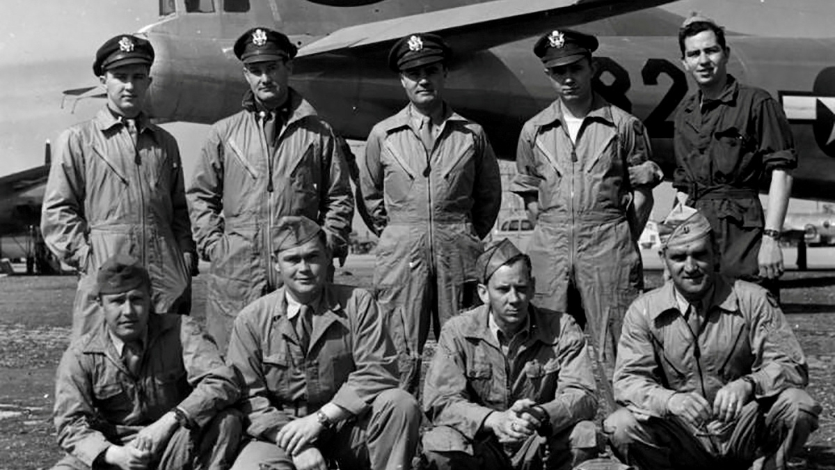 La tripulación del bombardero Enola Gay de las Fuerzas Aéreas del Ejército de EE. UU., comandado por el coronel Paul Tibbets, Jr, que lanzó la bomba atómica sobre la ciudad japonesa de Hiroshima, posa en 1946 (US ARMY/REUTERS)