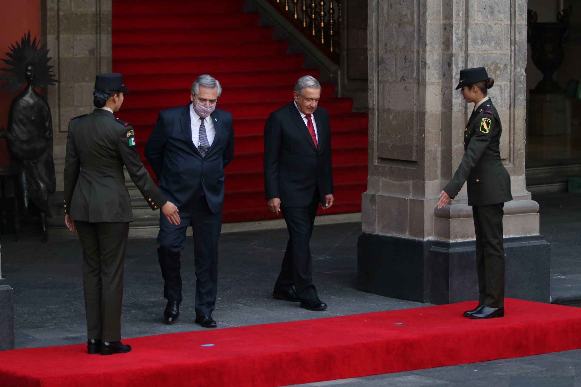 Alberto Fernández, presidente de Argentina, Andrés Manuel López Obrador, presidente de México, y Beatriz Gutiérrez Müller, investigadora, escritora y esposa del presidente, encabezaron la ceremonia con motivo del CVIII Aniversario Luctuoso de Francisco I. Madero en Palacio Nacional.
