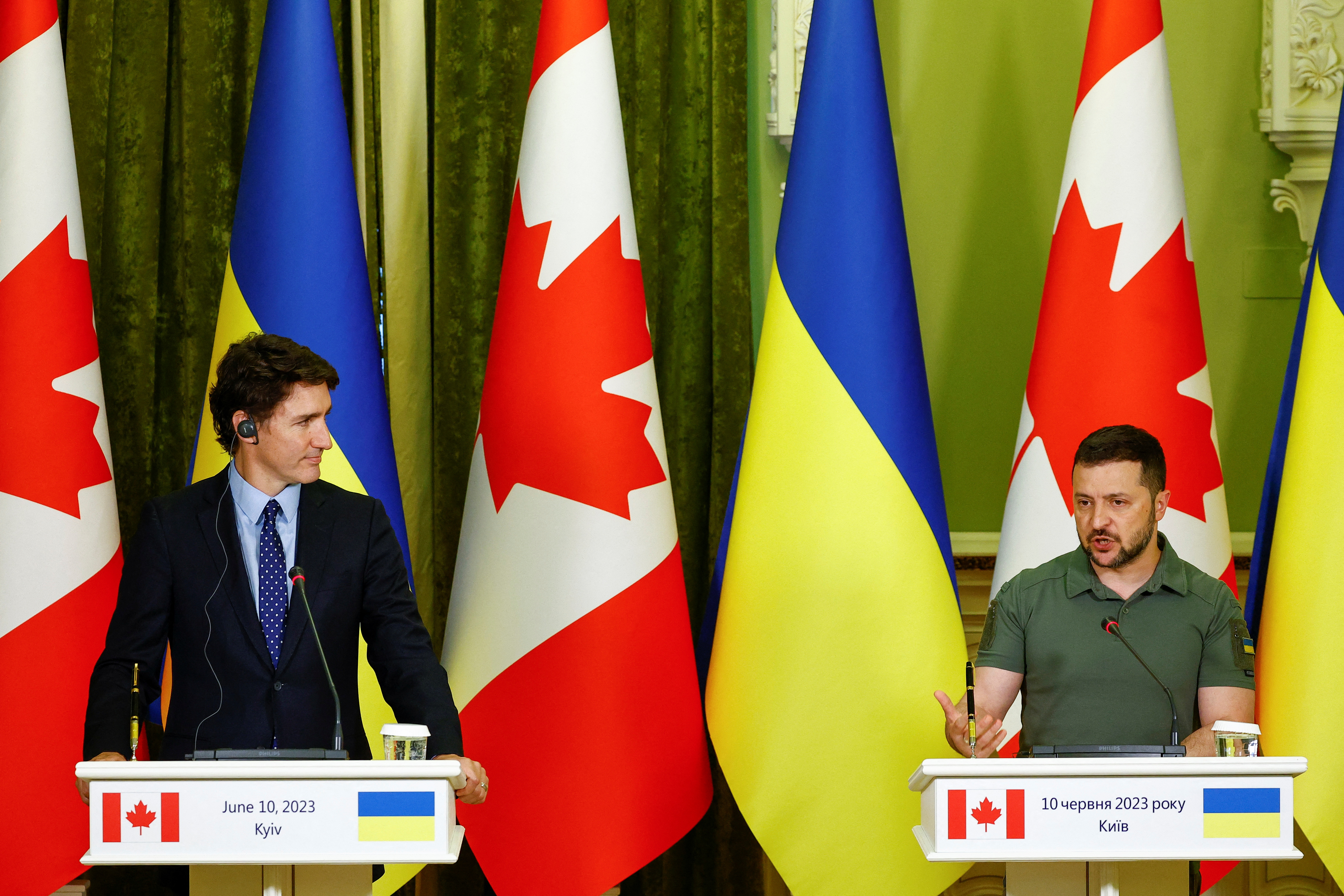 El primer ministro canadiense, Justin Trudeau, y el presidente de Ucrania, Volodymyr Zelenskiy, asisten a una conferencia de prensa conjunta, en medio del ataque de Rusia a Ucrania, en Kiev, Ucrania, el 10 de junio de 2023. REUTERS/Valentyn Ogirenko
