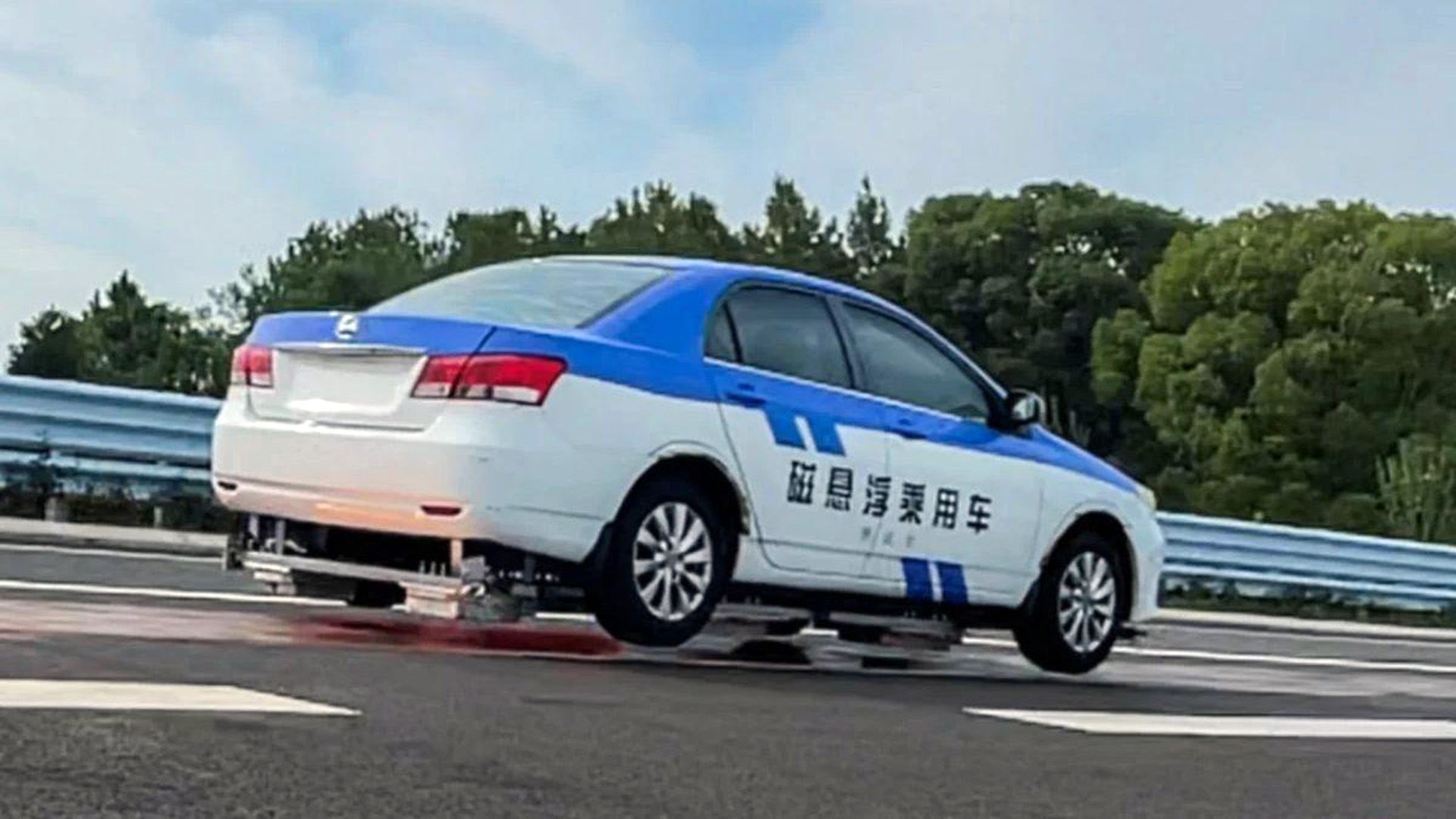 Un automóvil despegado del piso a 35 mm en una ruta de China. ¿El primer paso a la levitación de los vehículos para una movilidad sustentable?
