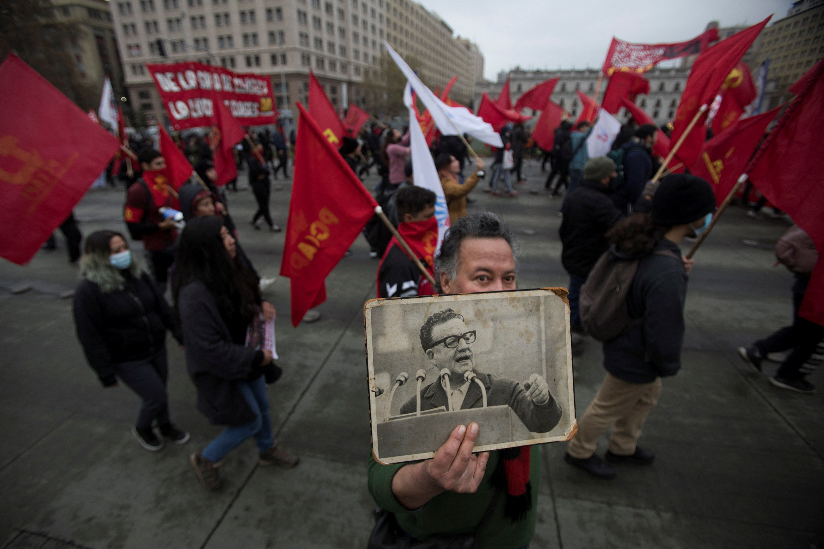 Un manifestante muestra una foto del expresidente chileno Salvador Allende durante una protesta por el 49 aniversario del golpe militar chileno de 1973, en Santiago, Chile, el 11 de septiembre de 2022 (REUTERS/Carlos Vera)