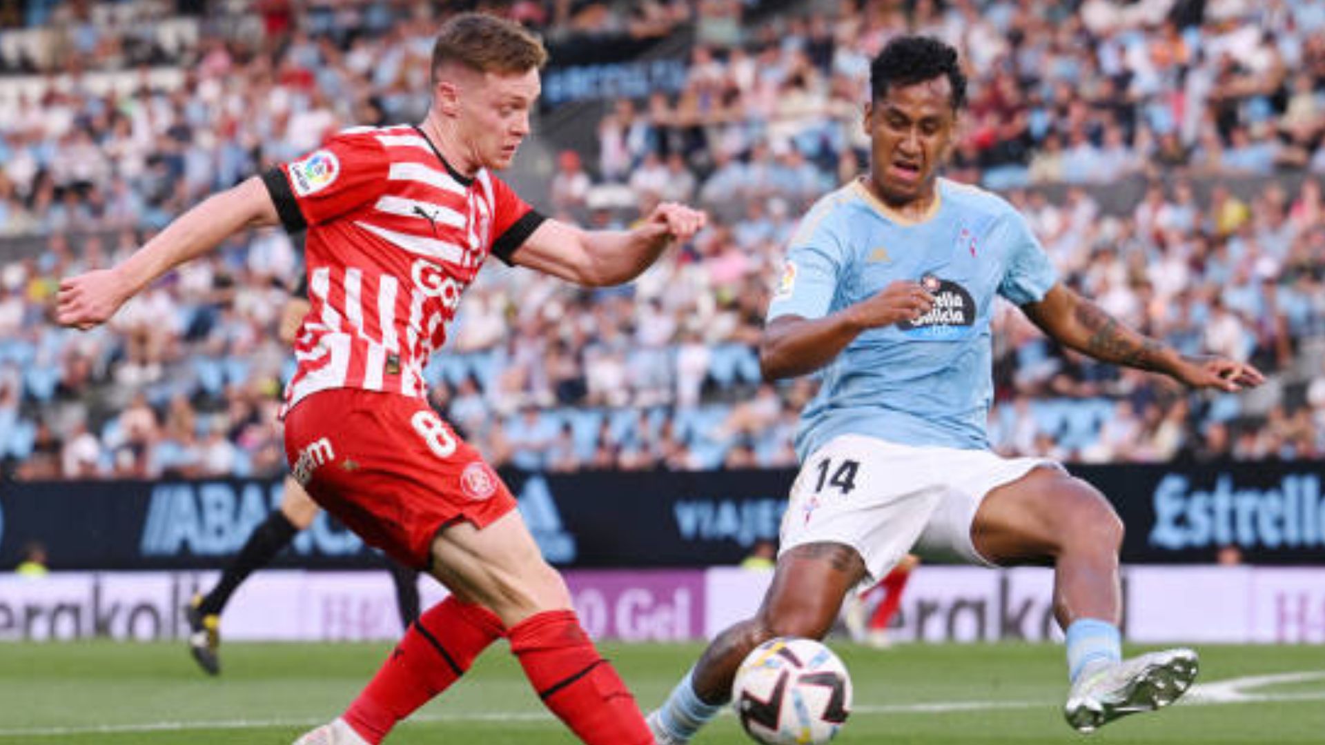 Renato Tapia disputando un balón en el Celta vs Girona de LaLiga Santander del martes 23 de mayo. (Getty)