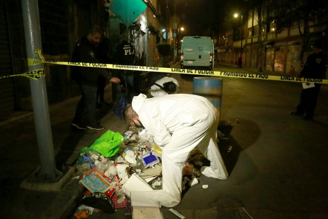 Un hombre fue detenido cuando transportaba el cadáver de una persona en República de Chile casi esquina con Belisario Domínguez en el Centro Histórico (Foto: Cuartoscuro)