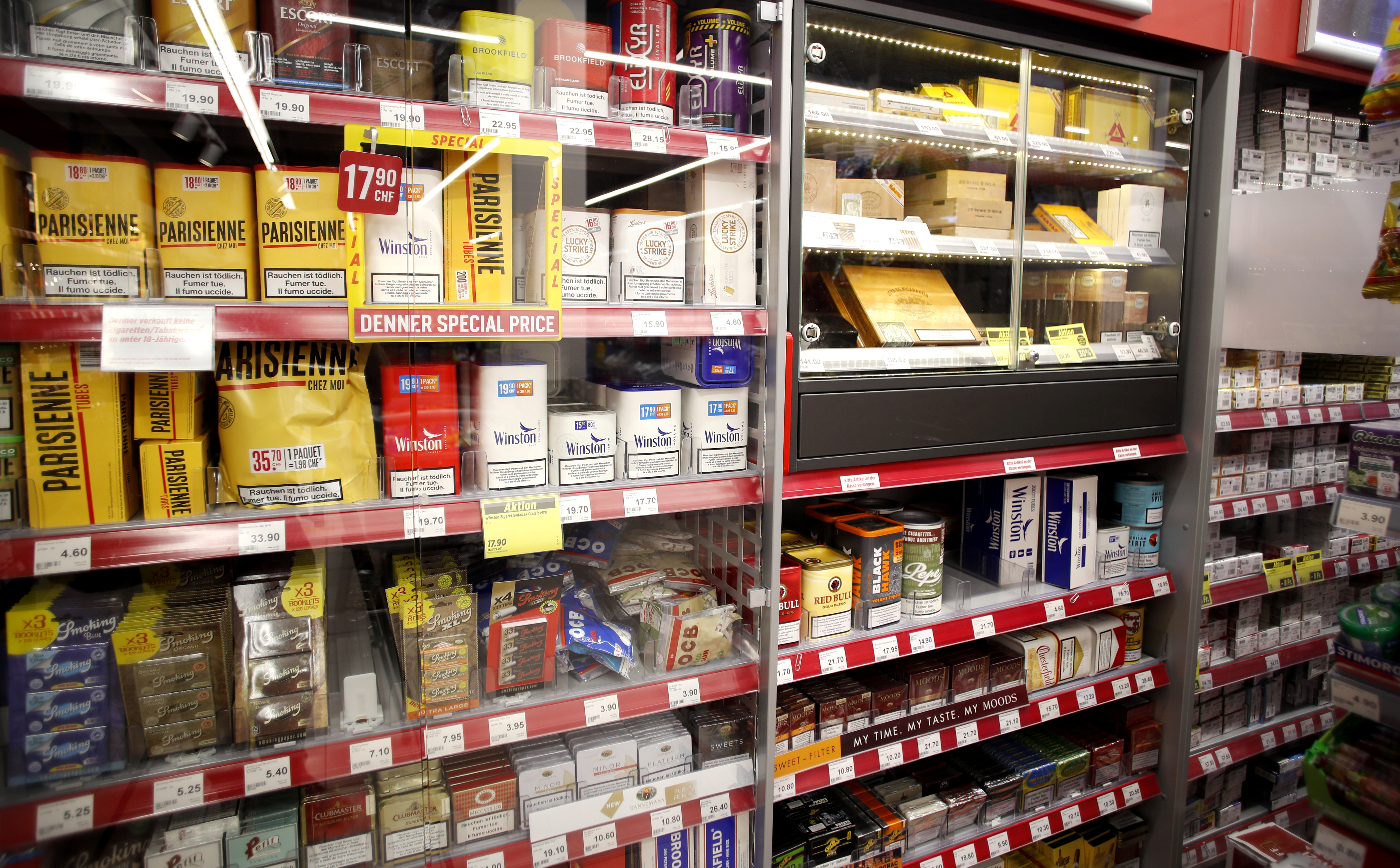 Productos de tabaco en un supermercado en Glattbrugg, Suiza  (REUTERS/Arnd Wiegmann)