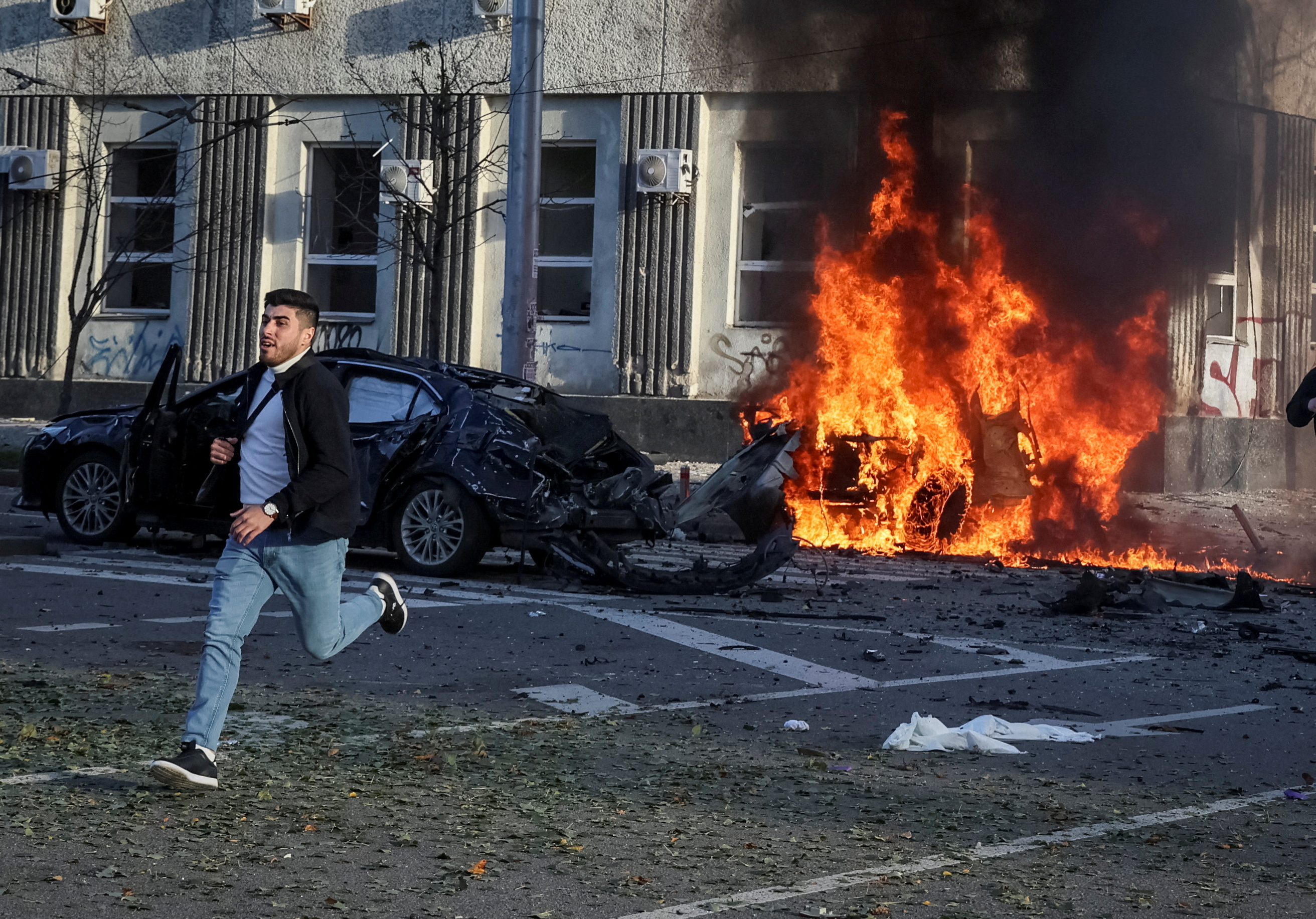 Los automóviles se queman después del ataque ruso en el centro de Kiev (REUTERS/Gleb Garanich)