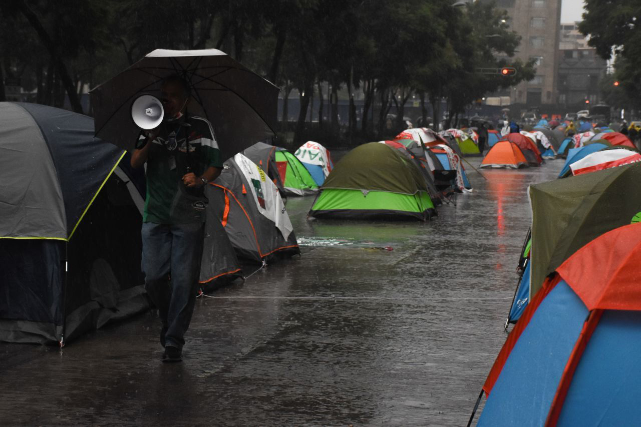 CIUDAD DE MÉXICO, 20SEPTIEMBRE2020.- Simpatizantes del Frente Nacional AntiAmlo (FRENA) continúan con su plantón sobre Av. Juárez ante la negativa de poder pasar rumbo al Zócalo por parte de elementos de la policía capitalina, al medio día más integrantes de esta organización llegaron en sus automóviles para apoyar a los manifestantes ya ubicados con sus casas de campaña tomando la glorieta de Bucareli al cruce con Reforma, impidiendo el tránsito en ambos sentidos. FOTO :DANIEL AUGUSTO /CUARTOSCURO.COM