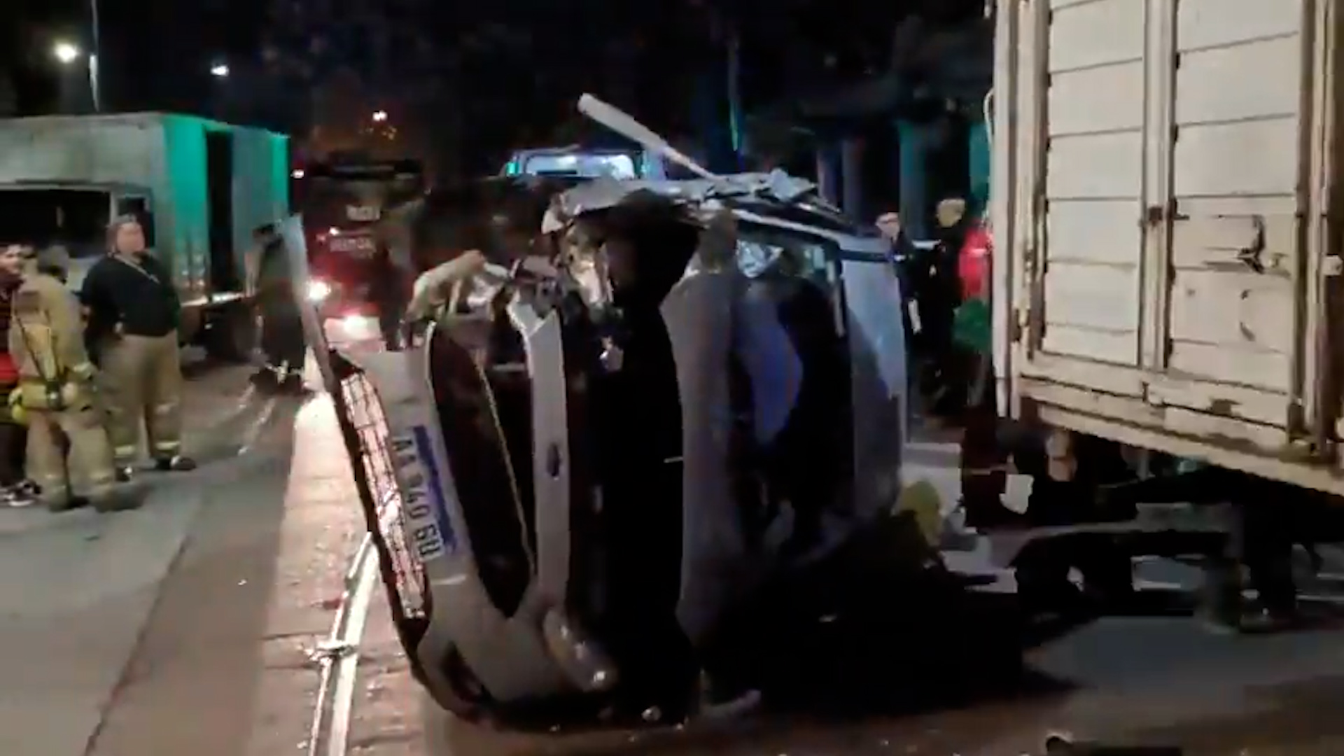 Barracas: un hombre alcoholizado choc&oacute; contra un cami&oacute;n y volc&oacute;