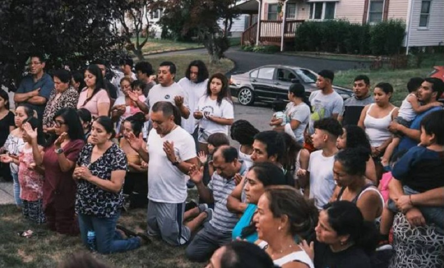 Los vecinos de la familia Pajón Loja realizaron vigilias frente a la casa donde sucedieron las muertes. (Stephen Yang/ New York Post)