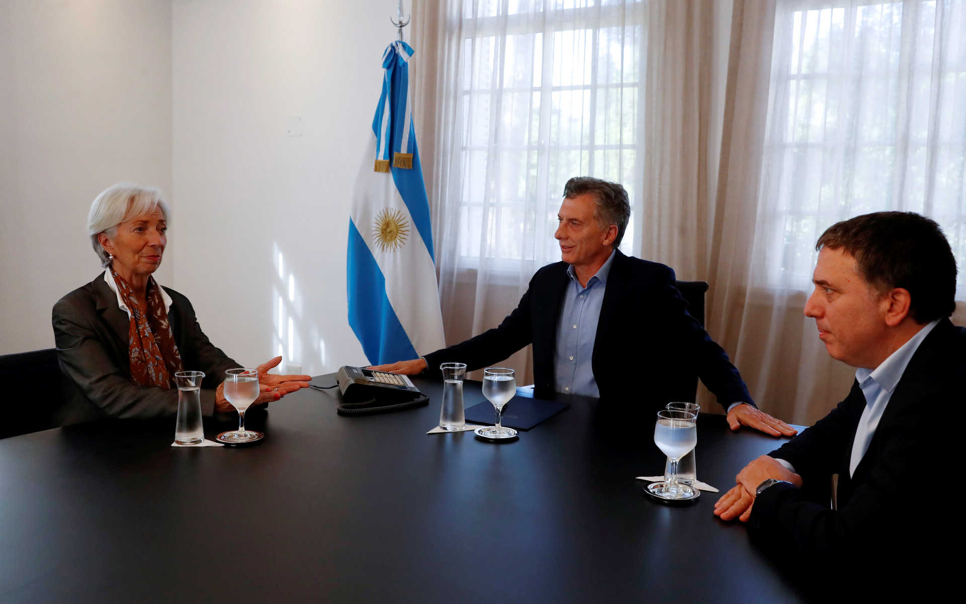 La ex directora del FMI Christine Lagarde junto al ex presidente Mauricio Macri y el ex ministro de Hacienda Nicolas Dujovne durante un encuentro en Argentina 