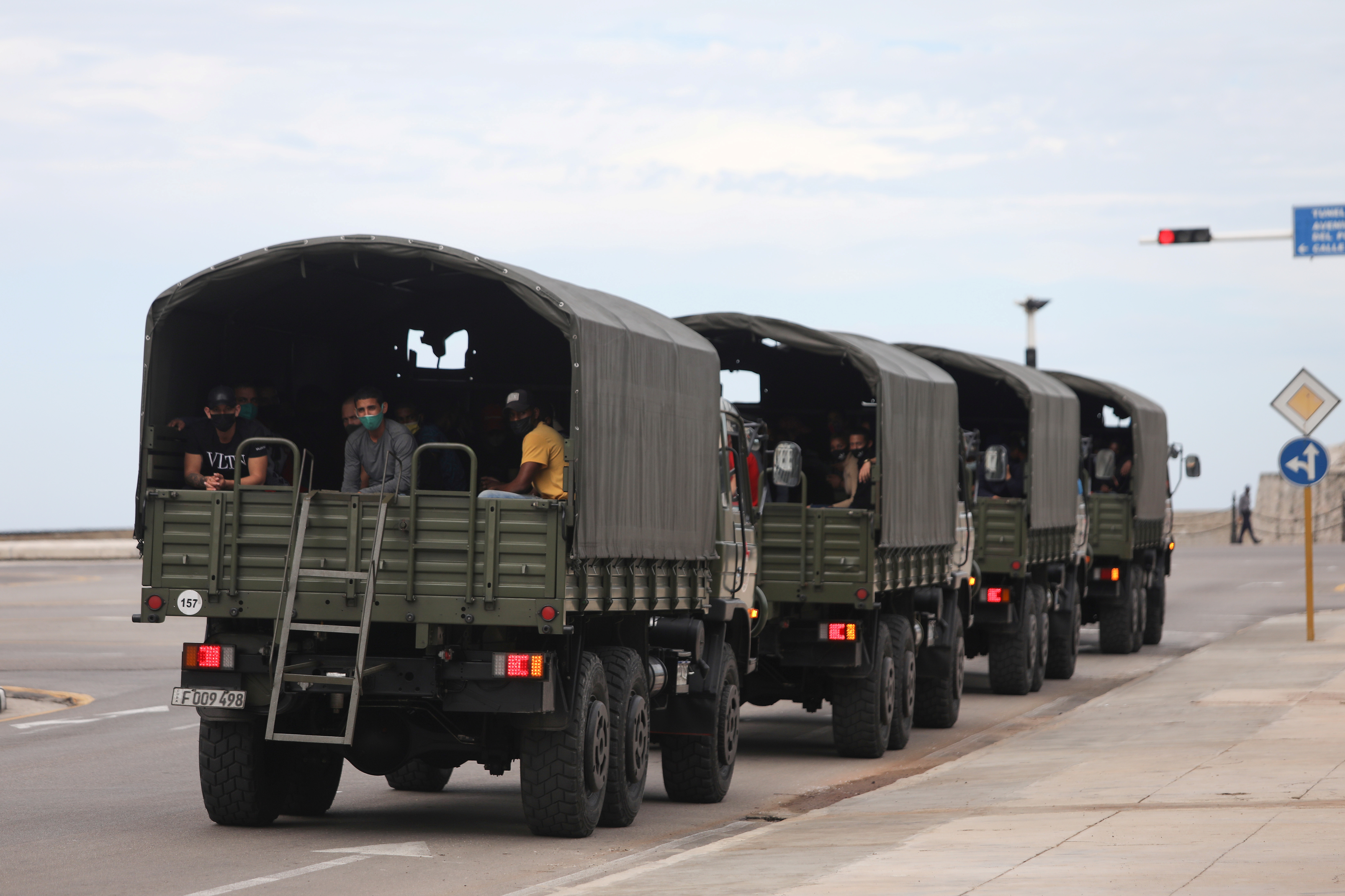 Camiones militares en Paseo del Prado, en La Habana (Reuters/archivo)