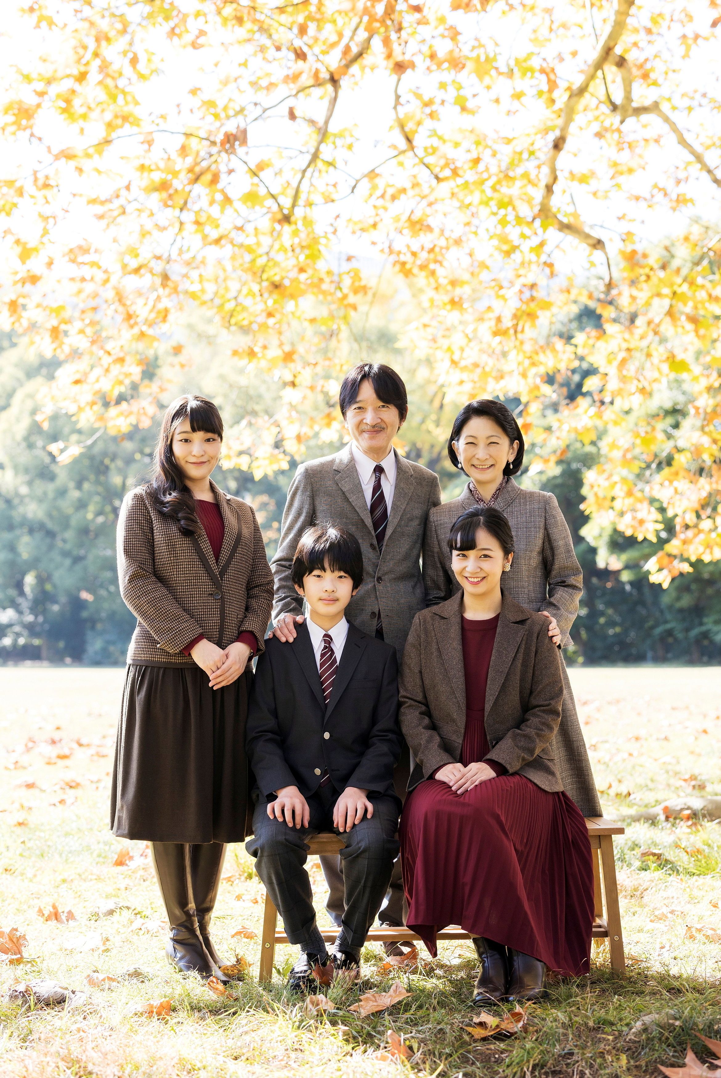 El príncipe Fumihito de Japón, hermano menor del emperador Naruhito y actual heredero del trono, con su esposa Kiko y sus tres hijos: la princesa Mako, la princesa Kako y el príncipe Hisahito (Foto: Reuters)