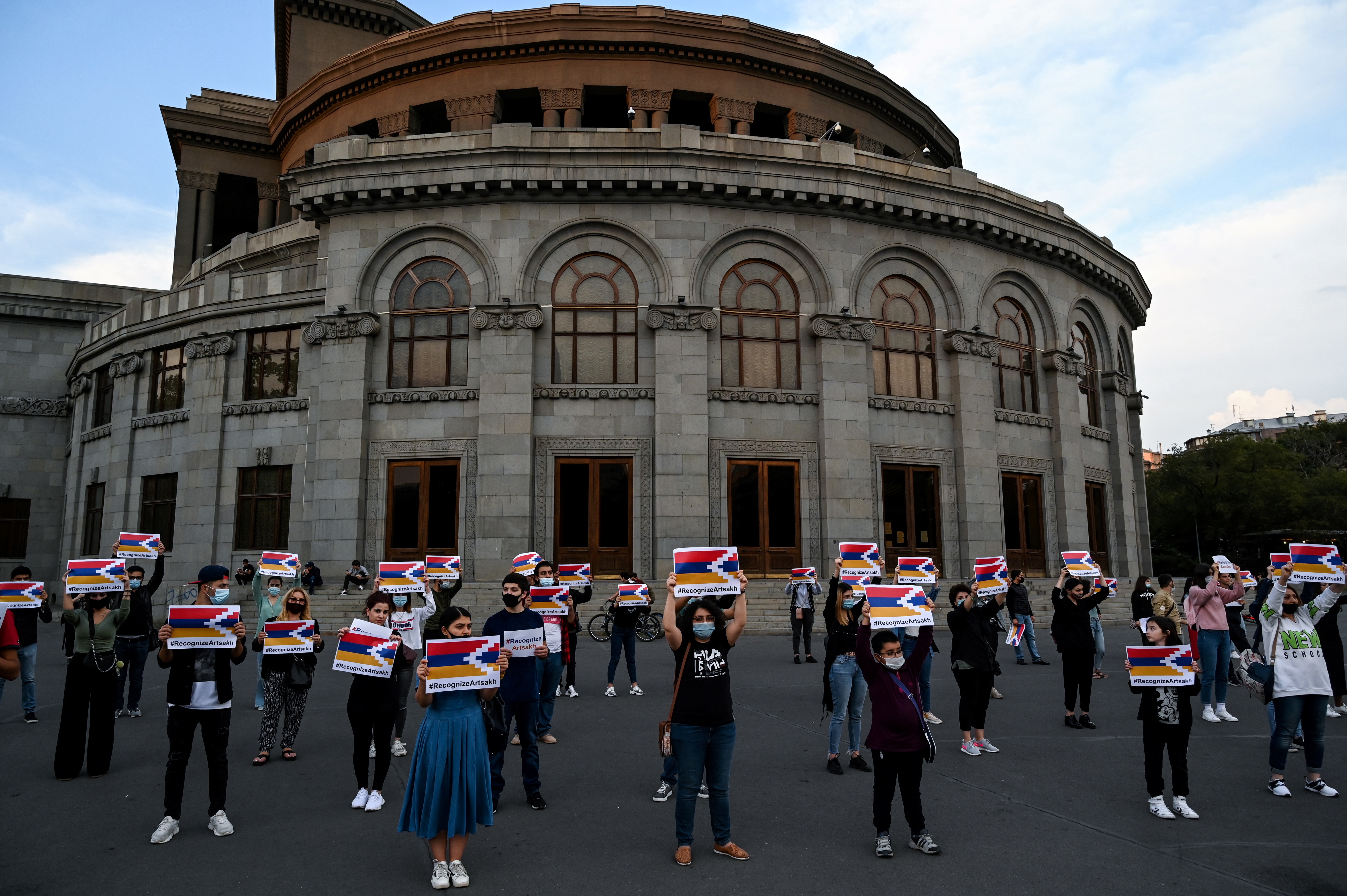 Los participantes sostienen carteles con el hashtag "Reconocer Artsaj" durante un flash mob para apoyar a la separatista región de Nagorno-Karabaj en Ereván el 4 de octubre de 2020. (Foto por - / AFP)