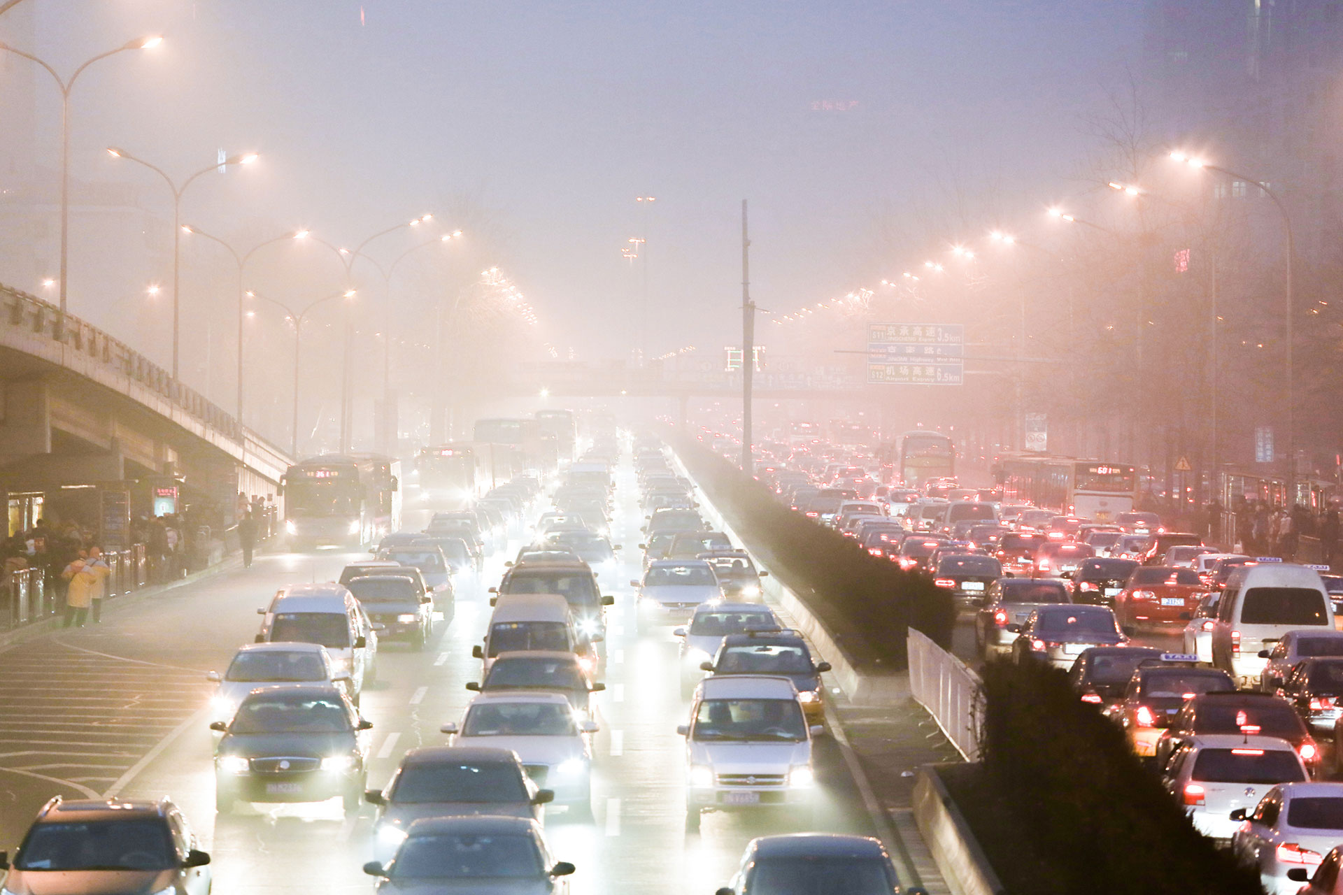 La combustión de los coches es una de las principales fuentes de emisión de gas de efecto invernadero (Getty)