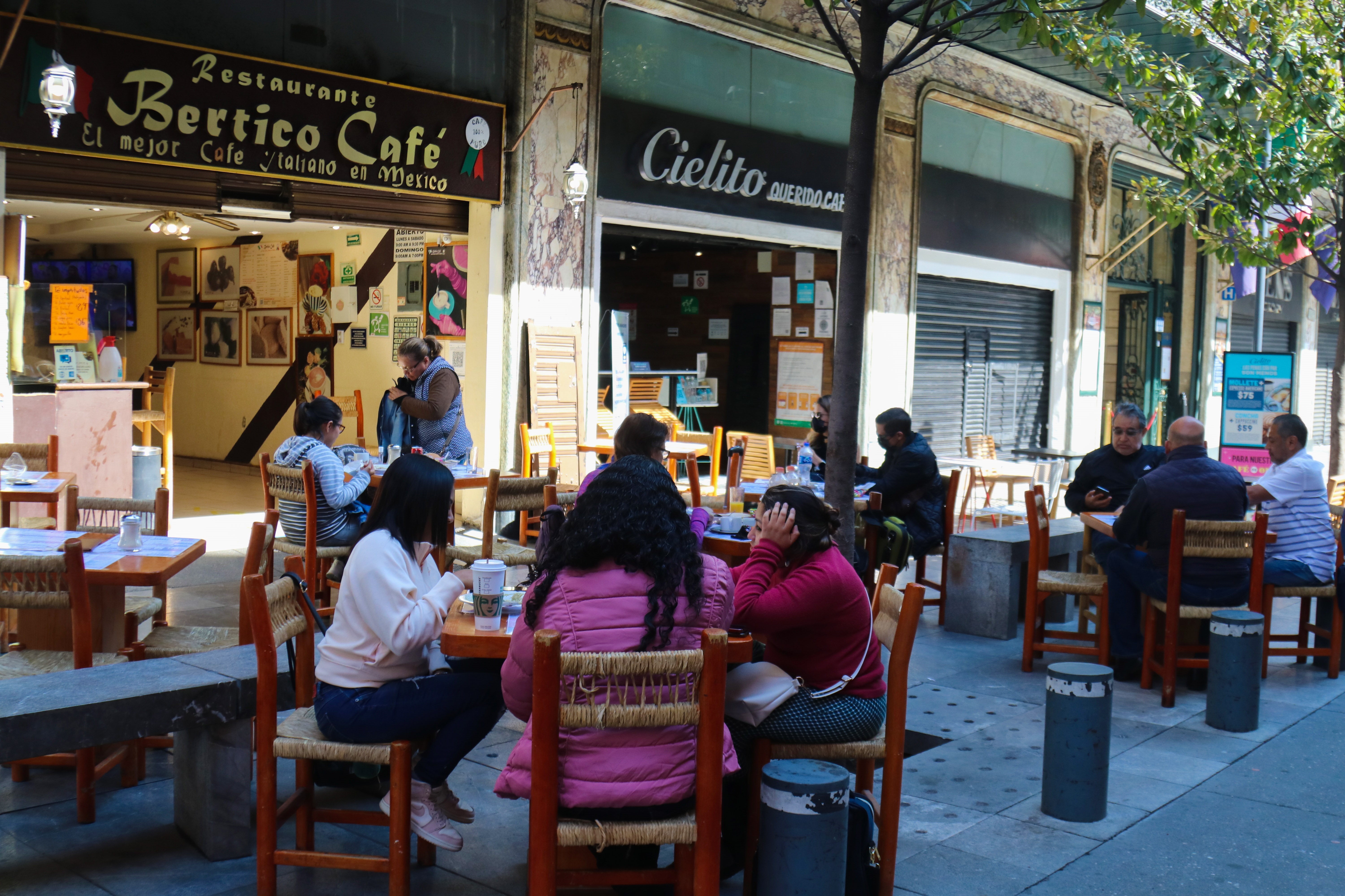 Tras un fuerte pulso entre gobierno e iniciativa privada, la Ciudad de México reabrió parcialmente algunos comercios como los restaurantes. (Foto: José Pazos/Efe) 