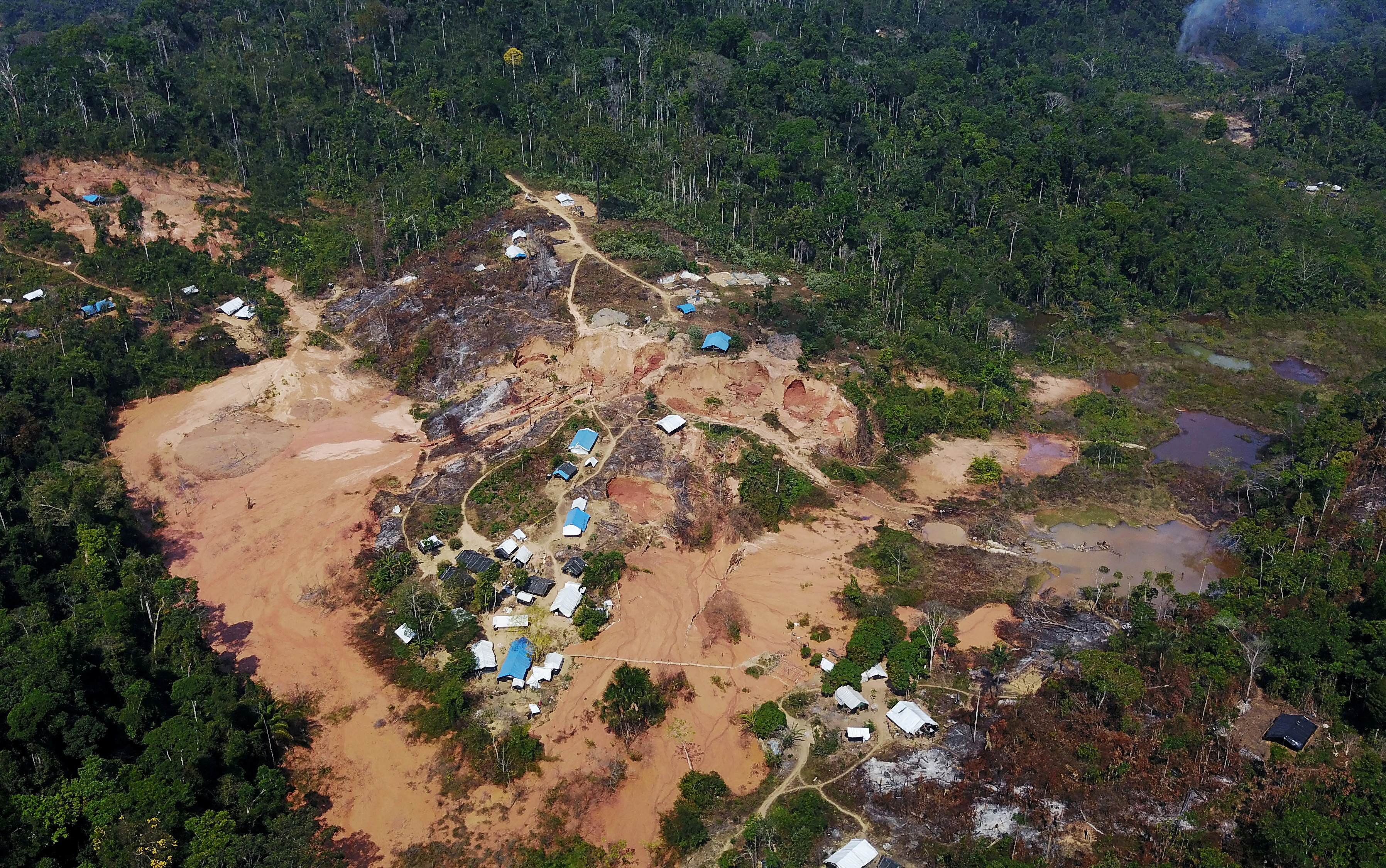 Una fotografía aérea de una mina de oro en la frontera entre Brasil y Venezuela (REUTERS/Nacho Doce)