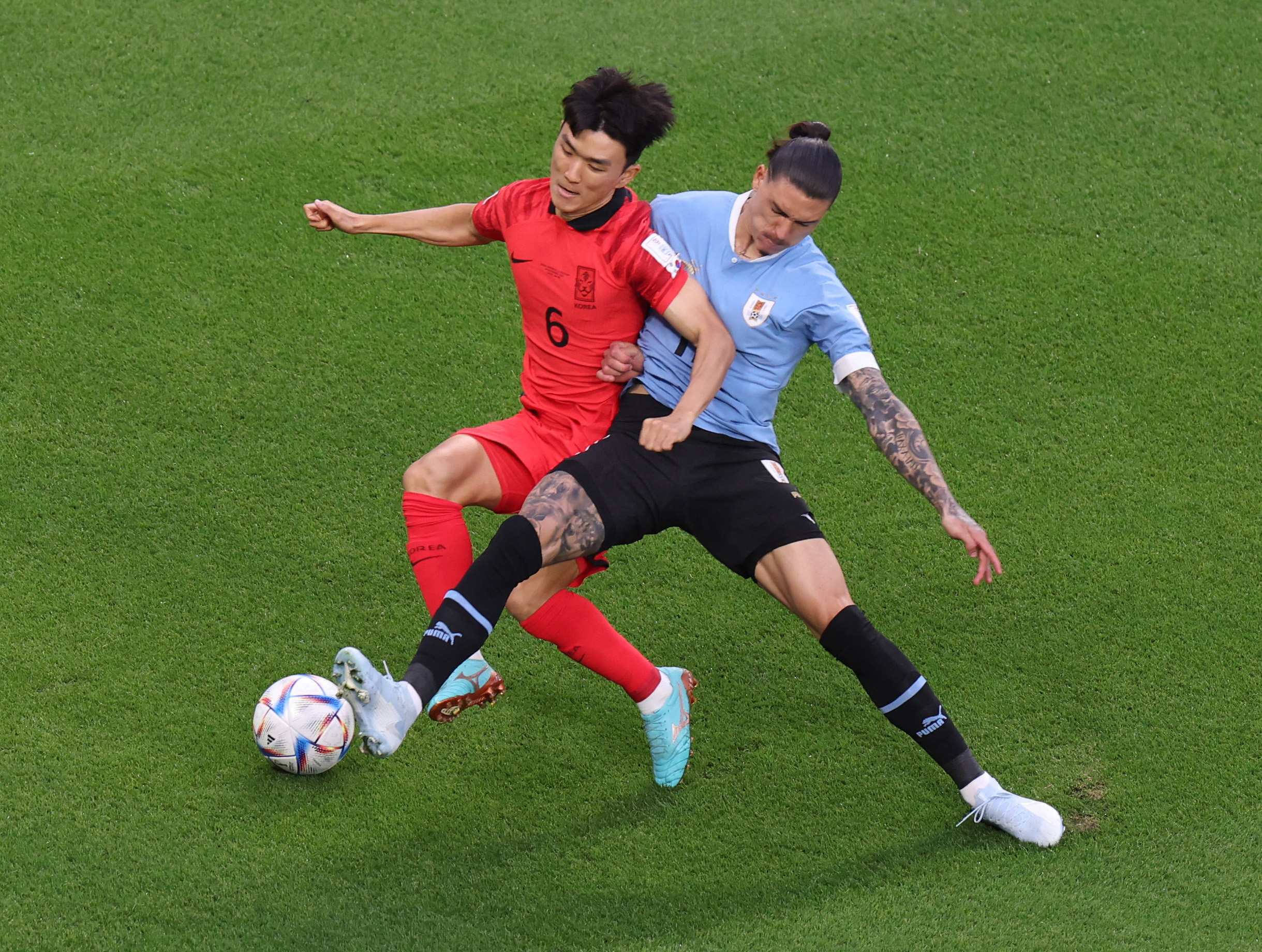 El partido comenzó muy medido entre Uruguay y Corea del Sur en el Education City Stadium (REUTERS/Molly Darlington)