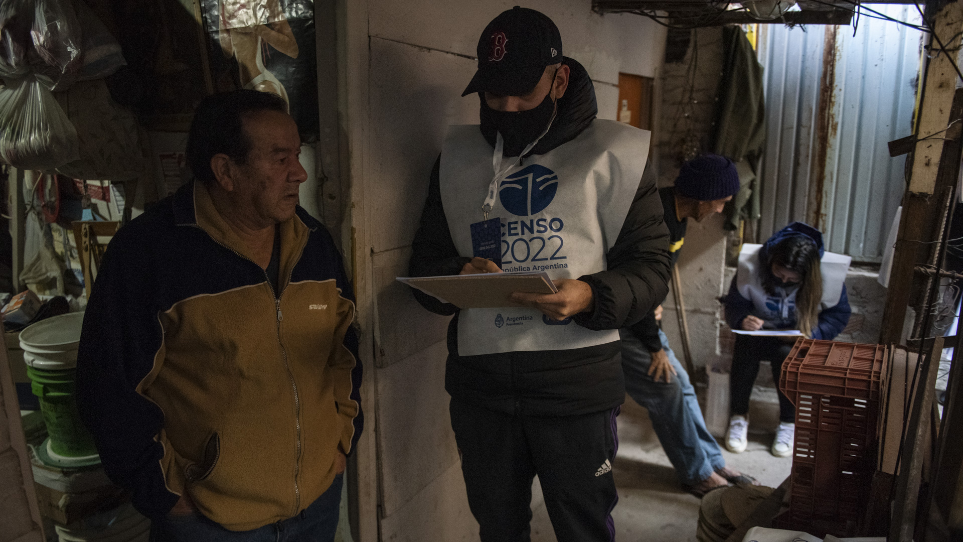 Iginio Vargas y Carlos Acosta, dos vecinos del barrio Güemes, brindan sus datos a los censistas