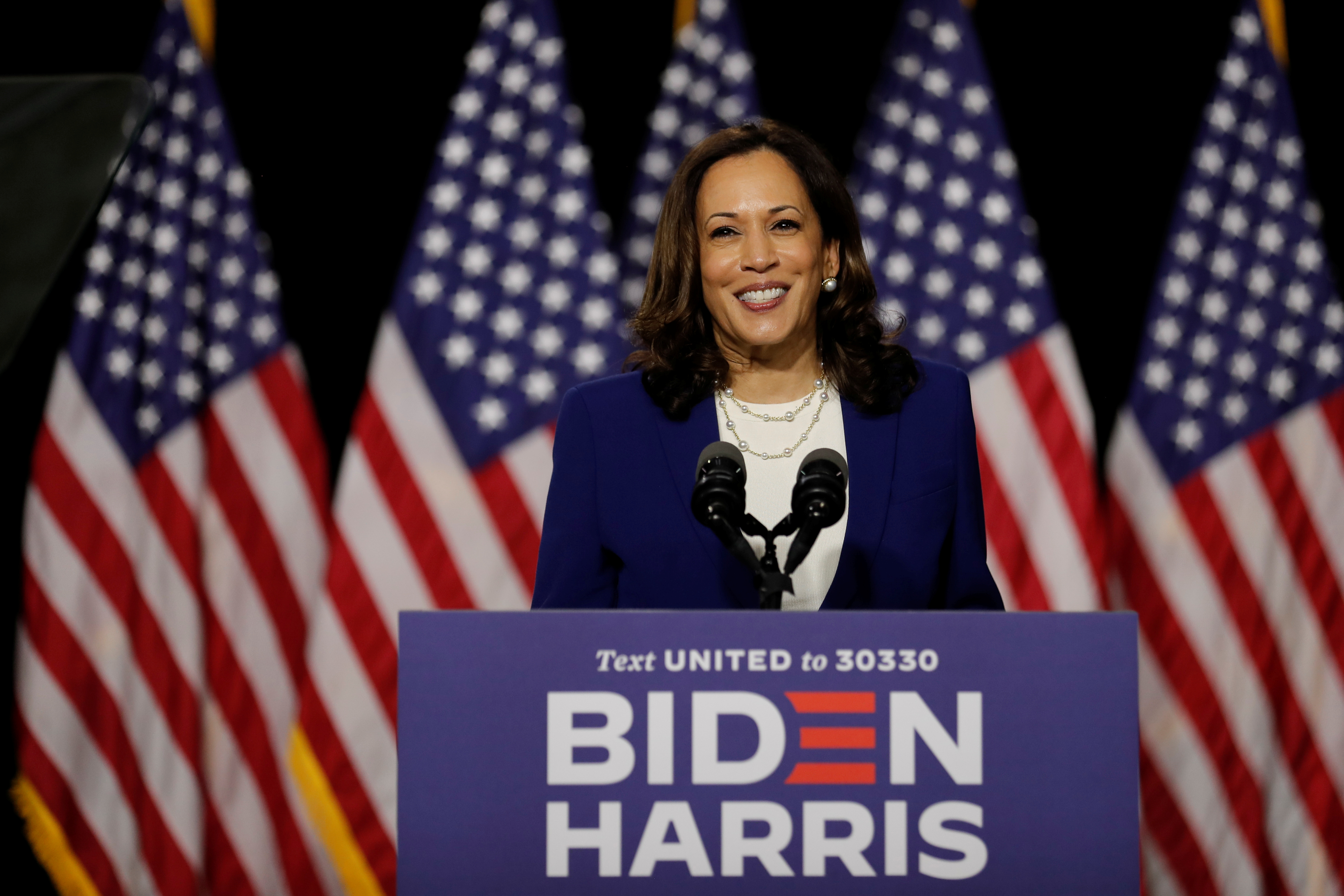 La candidata a vicepresidente demócrata, Kamala Harris, en su primer acto de campaña junto a Joe Biden en la Alexis Dupont High School in Wilmington, Delaware. REUTERS/Carlos Barria