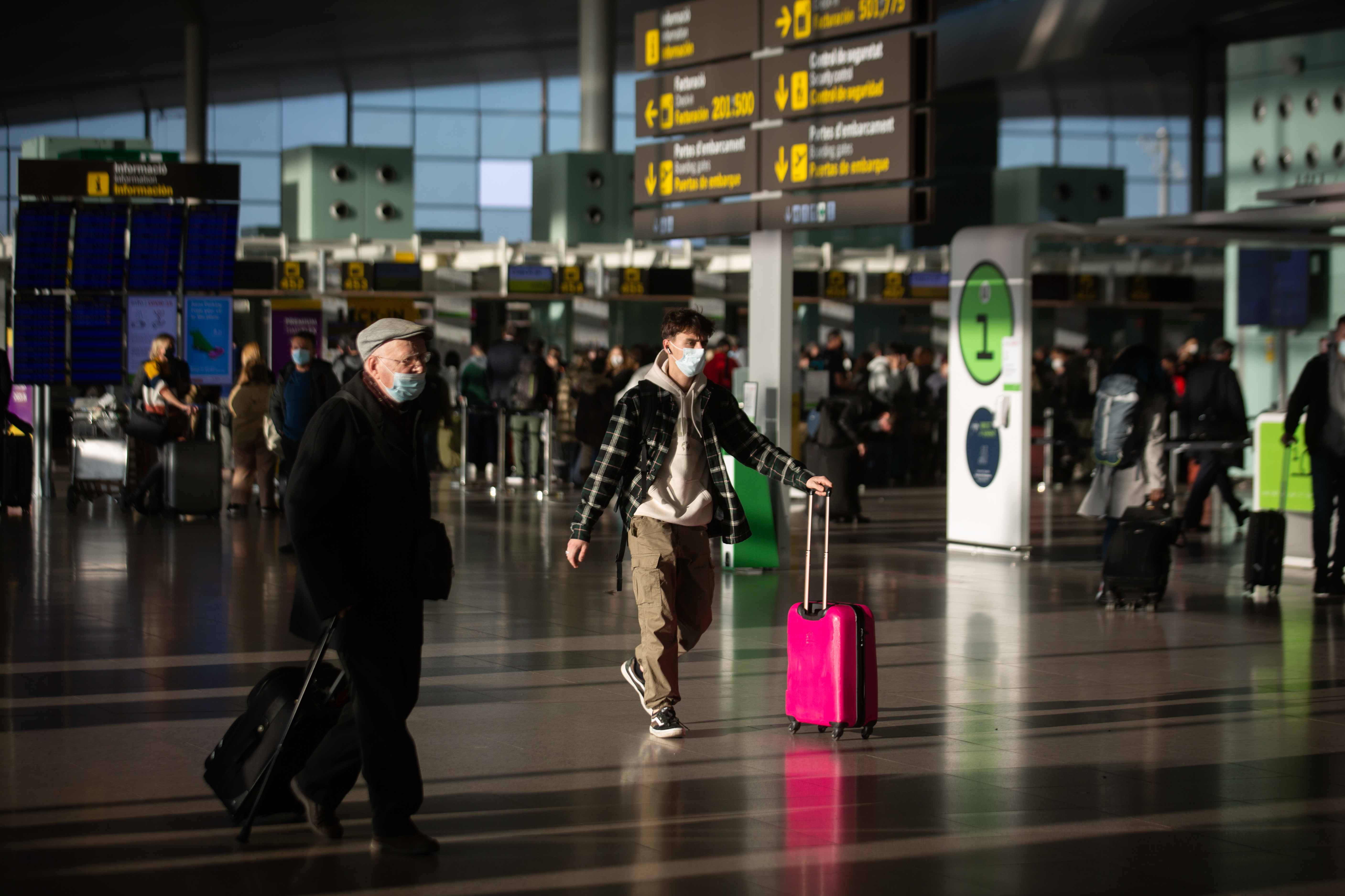 19-11-2021 Varios pasajeros con maletas en el aeropuerto de El Prat, a en Barcelona, Cataluña (España). 
David Zorrakino - Europa Press
