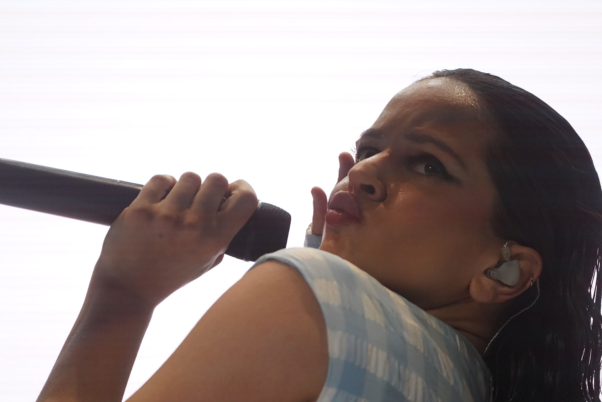 La Rosalía en escena, y sus recursos ilimitados. Bailó, habló con sus fans, y se animó a cantar a capella
