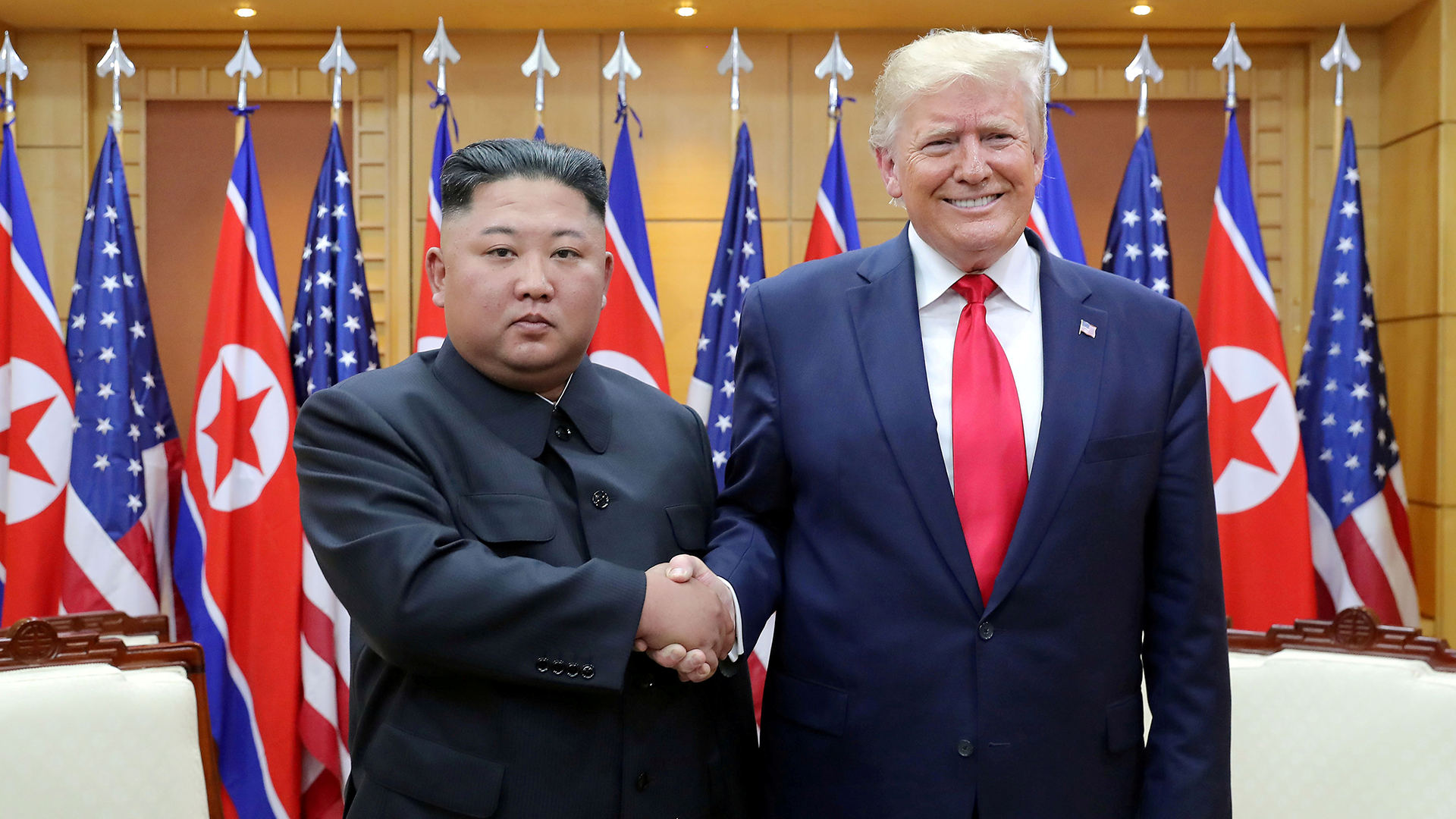 Kim y Trump durante su encuentro en la zona desmilitarizada entre las dos Coreas el 30 de junio de 2019. (KCNA via REUTERS/archivo)