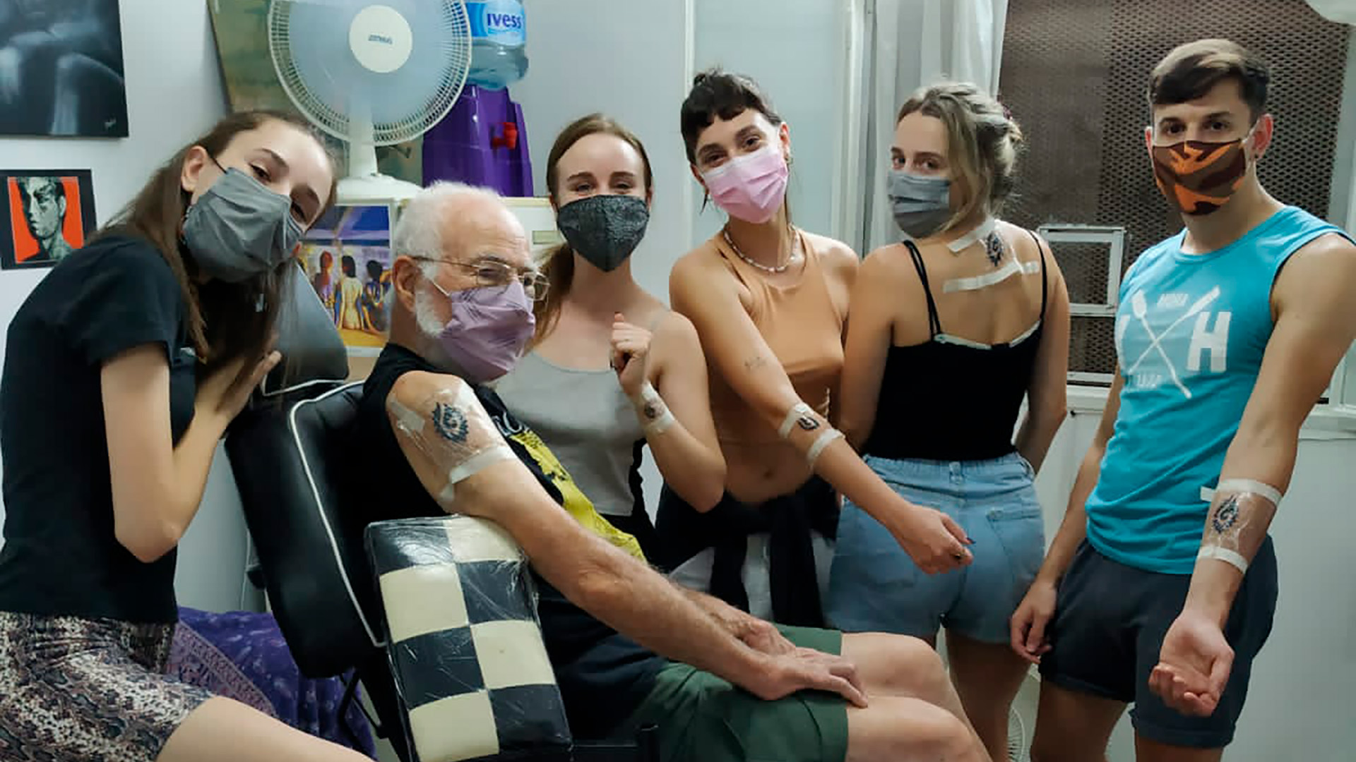 El abuelo de 86 años que se tatuó por primera vez por pedido de sus nietos: “¡Qué no haría por ellos!”