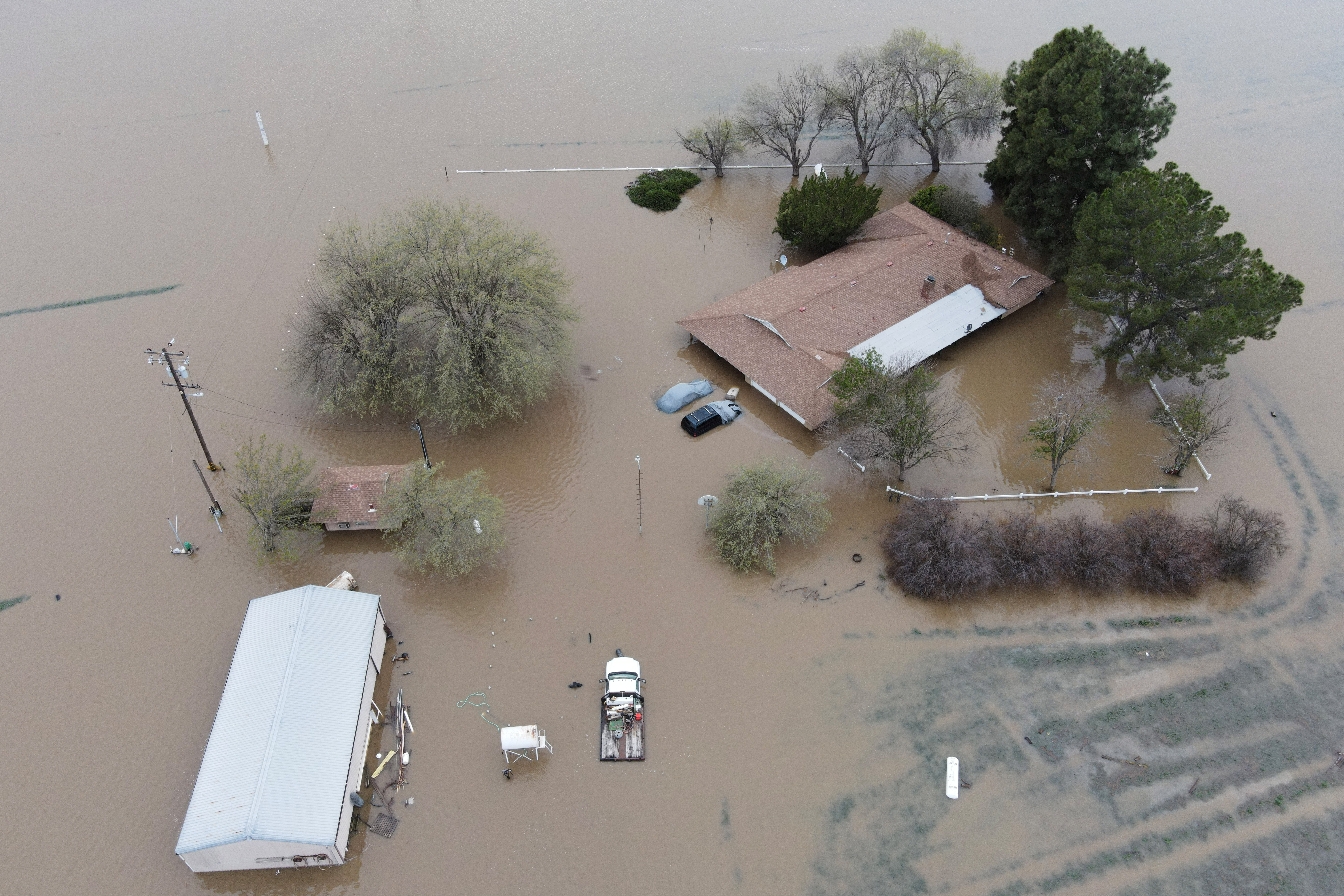 Poderosa tormenta en California dejó autos, casas y cultivos bajo el agua