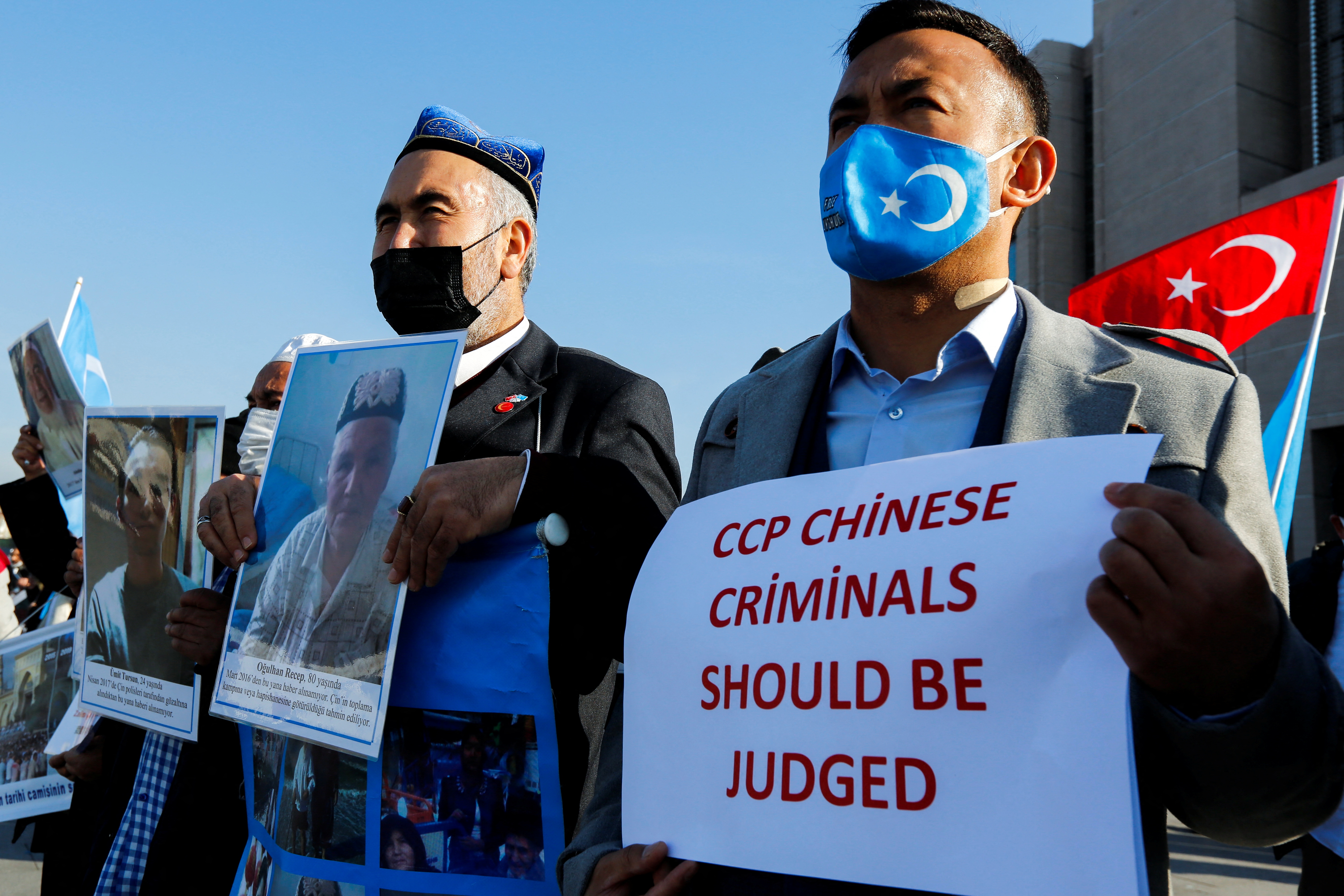 Las manifestaciones que denuncian la persecución de los uigures en China se suceden en diversos países, como esta en Turquía en enero de 2022 (REUTERS/Dilara Senkaya)