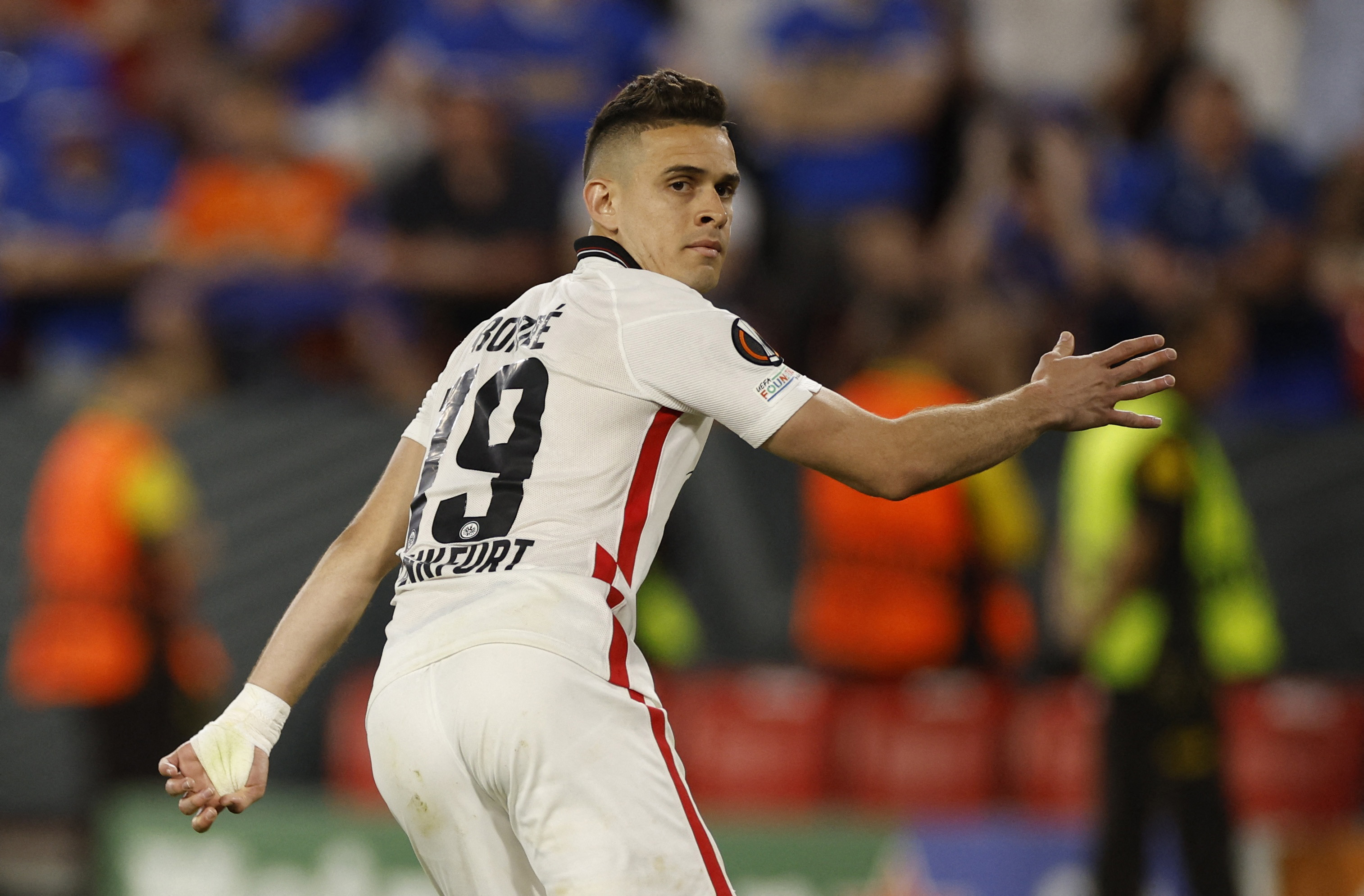 Rafael Santos Borré celebra el gol del penalti con el que Eintracht Frankfurt obtiene la Europa League. REUTERS/John Sibley