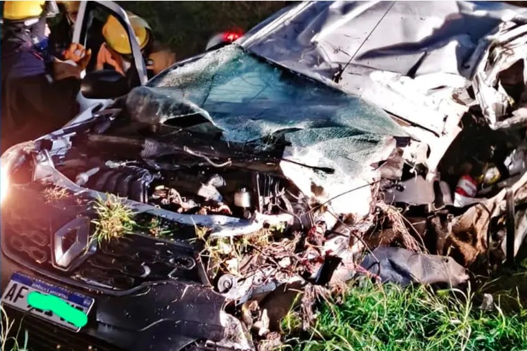 Brutal accidente en Entre R&iacute;os: una camioneta choc&oacute; contra un cami&oacute;n en la Ruta 12 y una mujer de 66 a&ntilde;os muri&oacute;