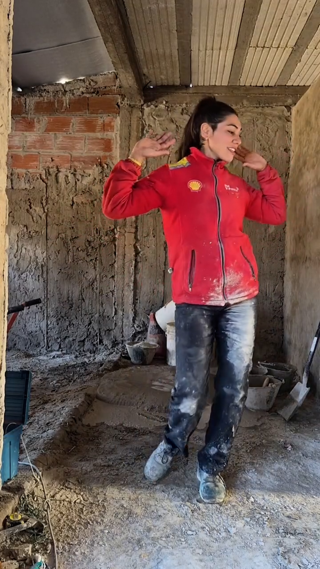 La mam&aacute; alba&ntilde;il que construye la habitaci&oacute;n que le regalar&aacute; a su hija: "Con este trabajo no necesito ir al gimnasio"