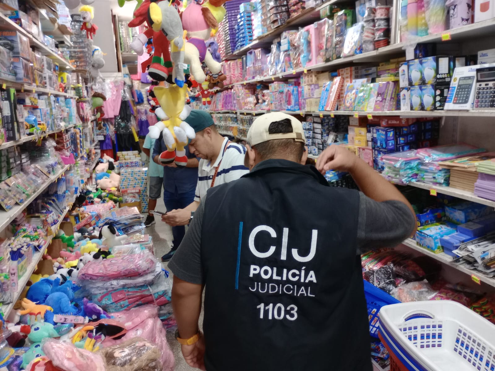 Secuestraron m&aacute;s de 400 juguetes durante un operativo policial por venta ilegal en un local de Balvanera