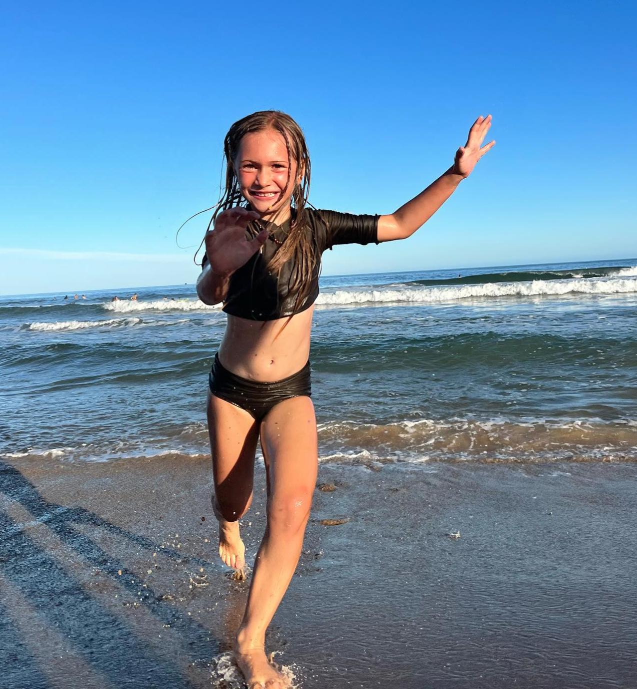 Las remeras con filtro UV para los más chicos son furor en las playas uruguayas
