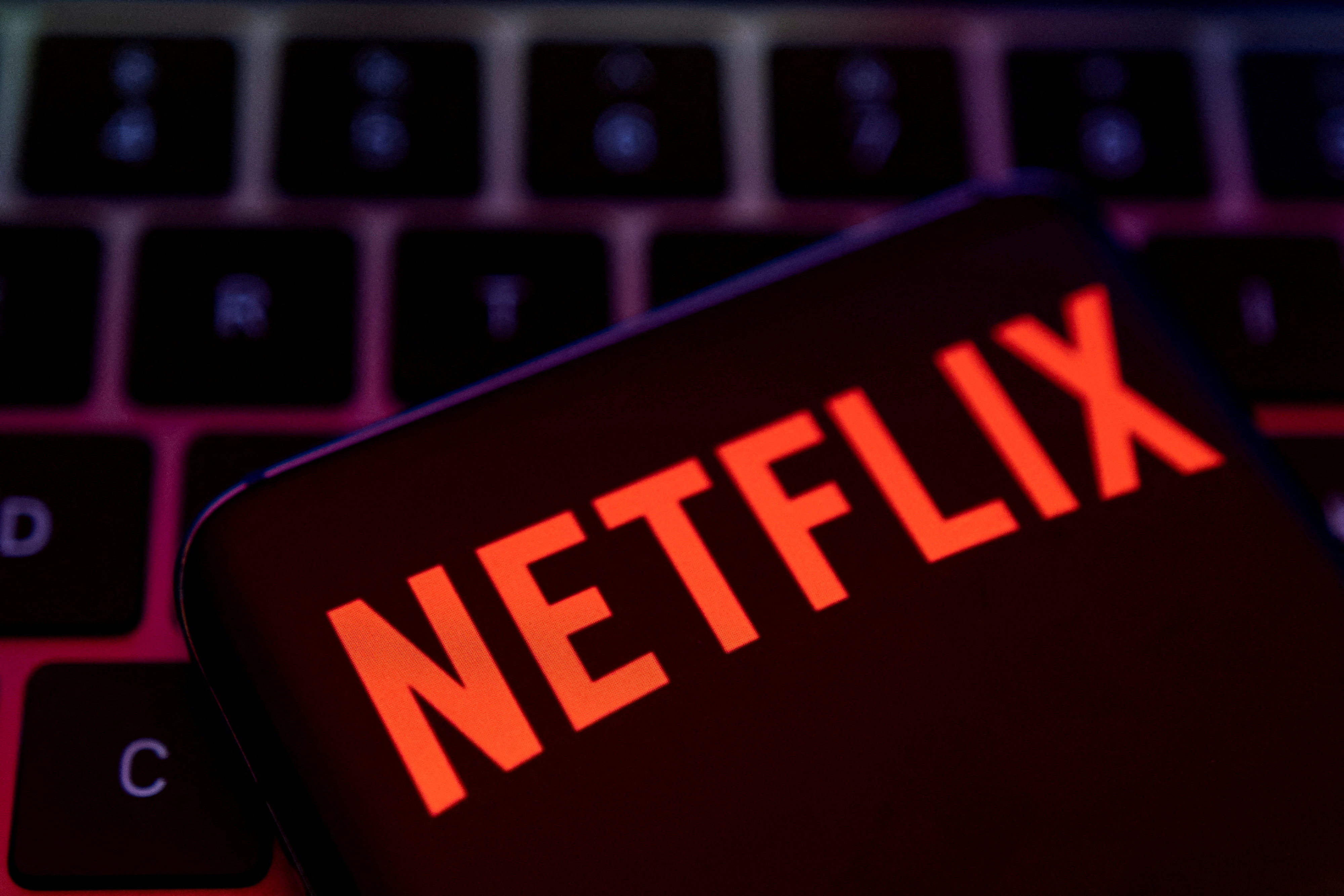 Netflix is ​​a subscription streaming service that allows its customers to watch series and movies without advertising on an internet-connected device