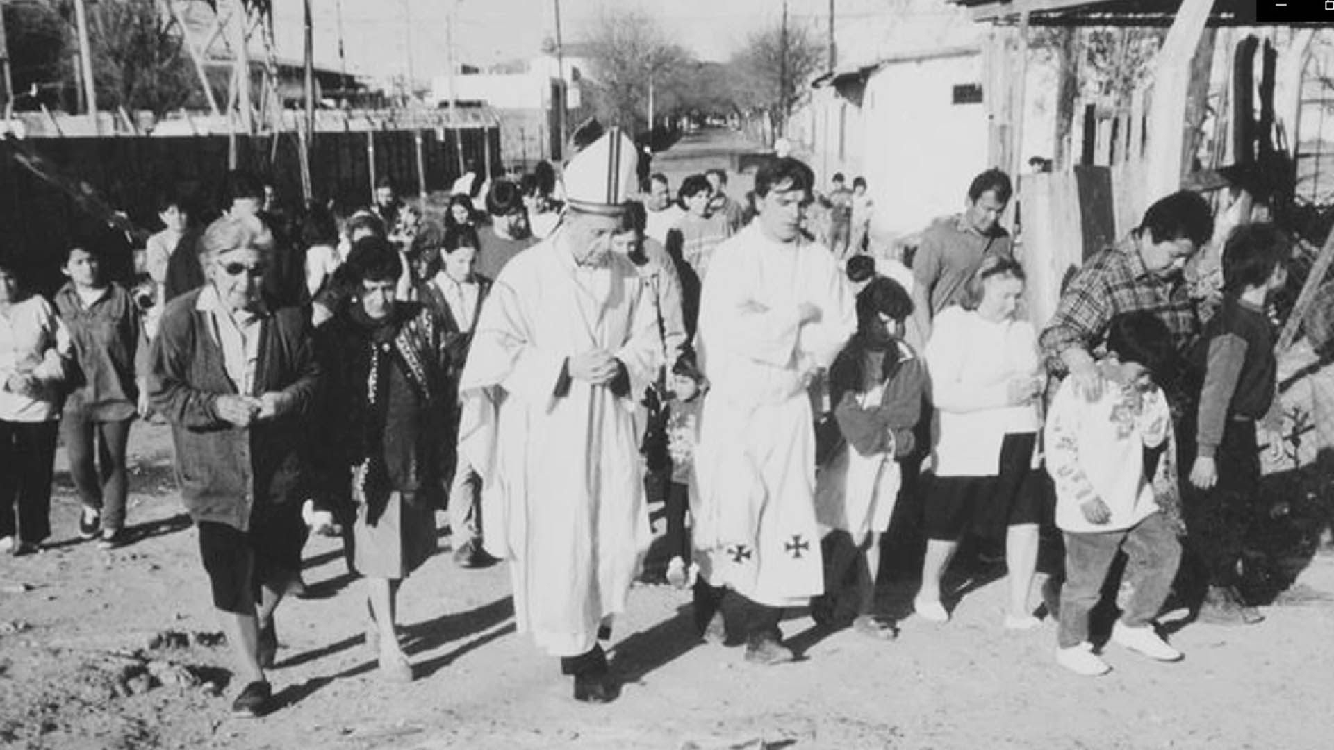 Jorge Bergoglio junto a curas villeros (Documental "El camino del ángel", Sidera Media)