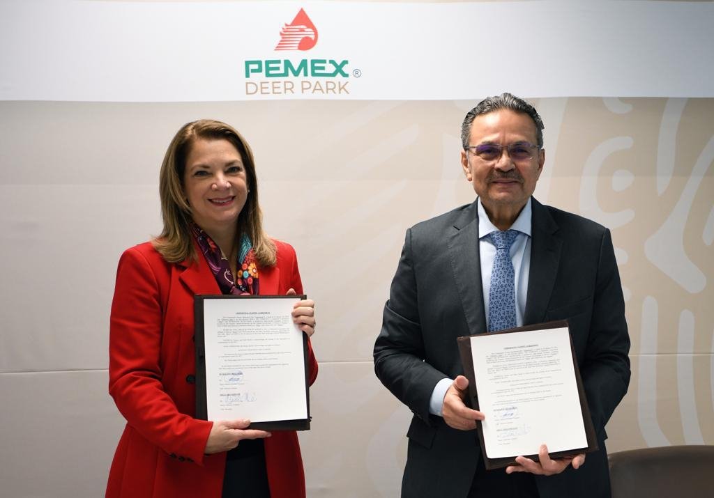 Octavio Romero Oropeza, titular de Pemex, muestra el acuerdo firmado junto a una directiva de Shell (Foto: Twitter/Pemex)