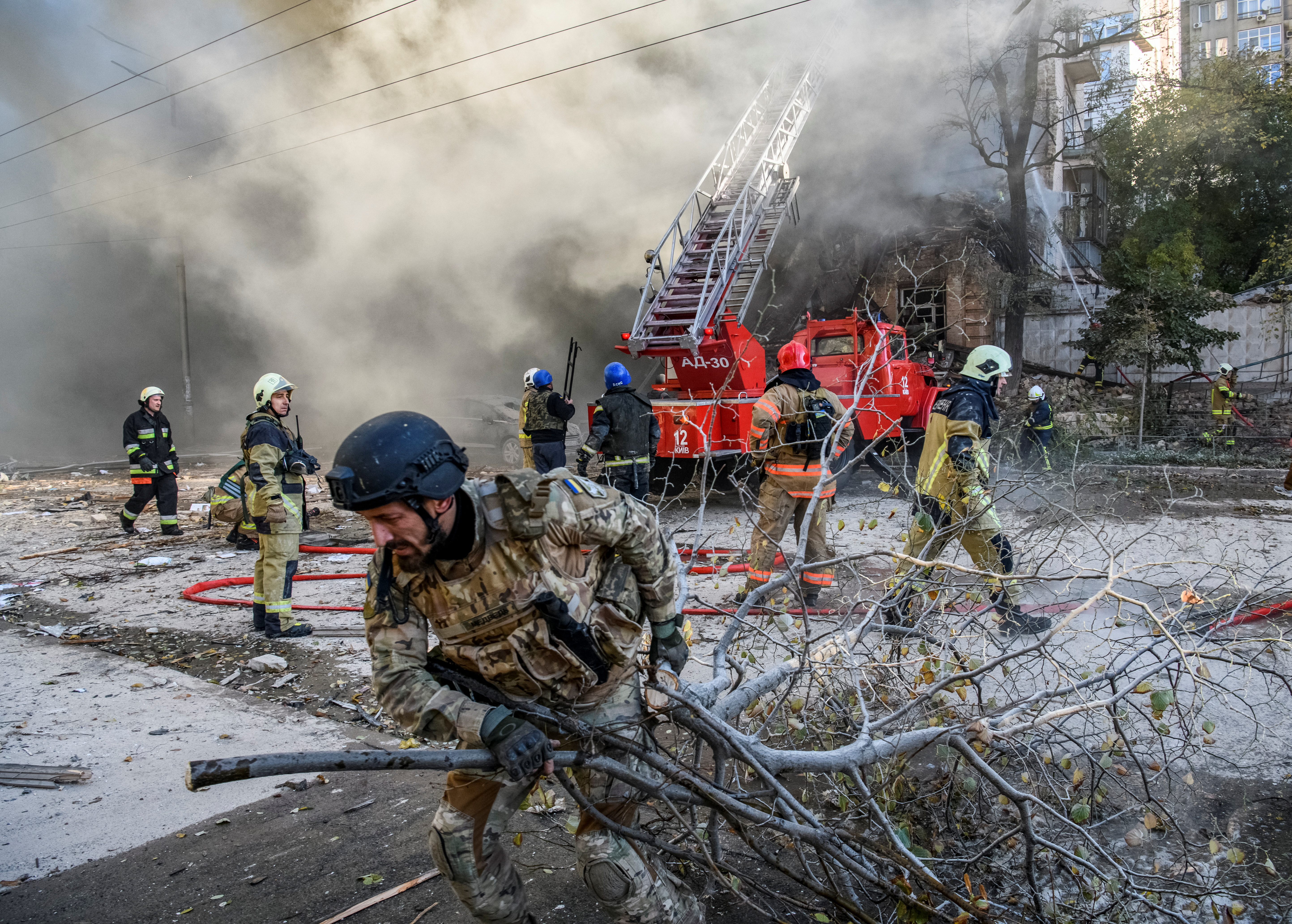 Los bomberos ayudan a una mujer local a evacuar un edificio residencial destruido por un ataque con drones rusos (REUTERS/Vladyslav Musiienko)