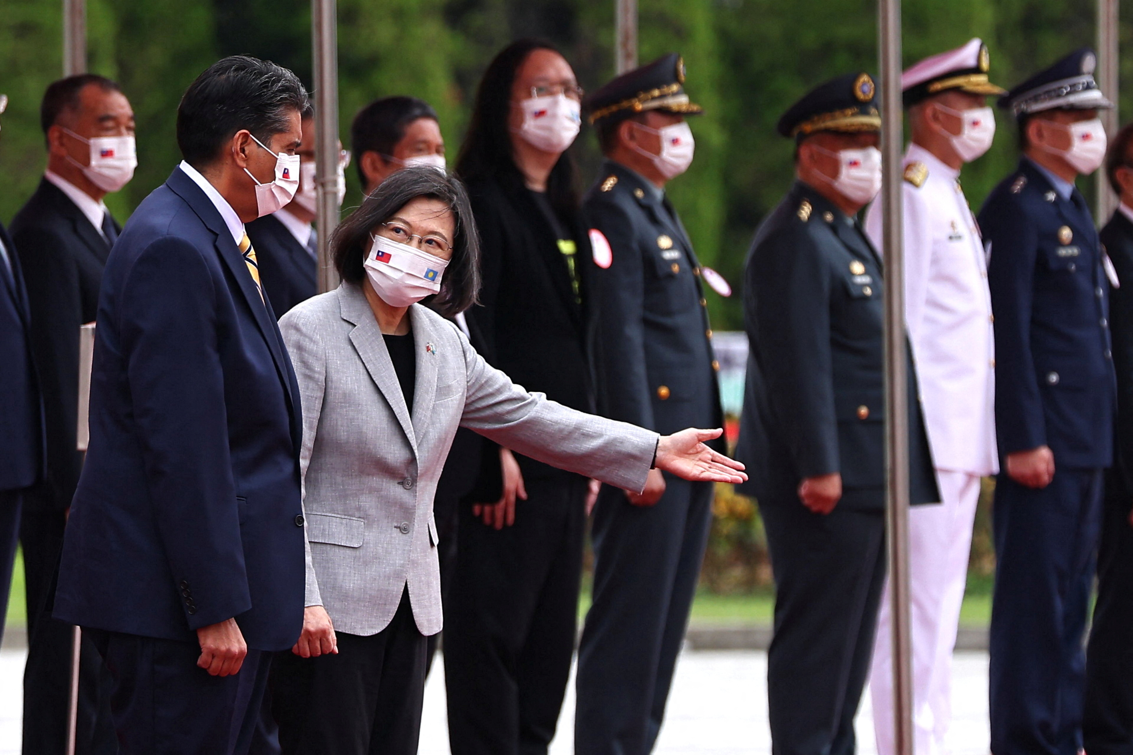 La presidenta de Taiwán, Tsai Ing-wen, da la bienvenida al presidente de Palaos, Surangel Whipps, en una ceremonia en Taipéi, Taiwán, el 6 de octubre de 2022. REUTERS/Ann Wang