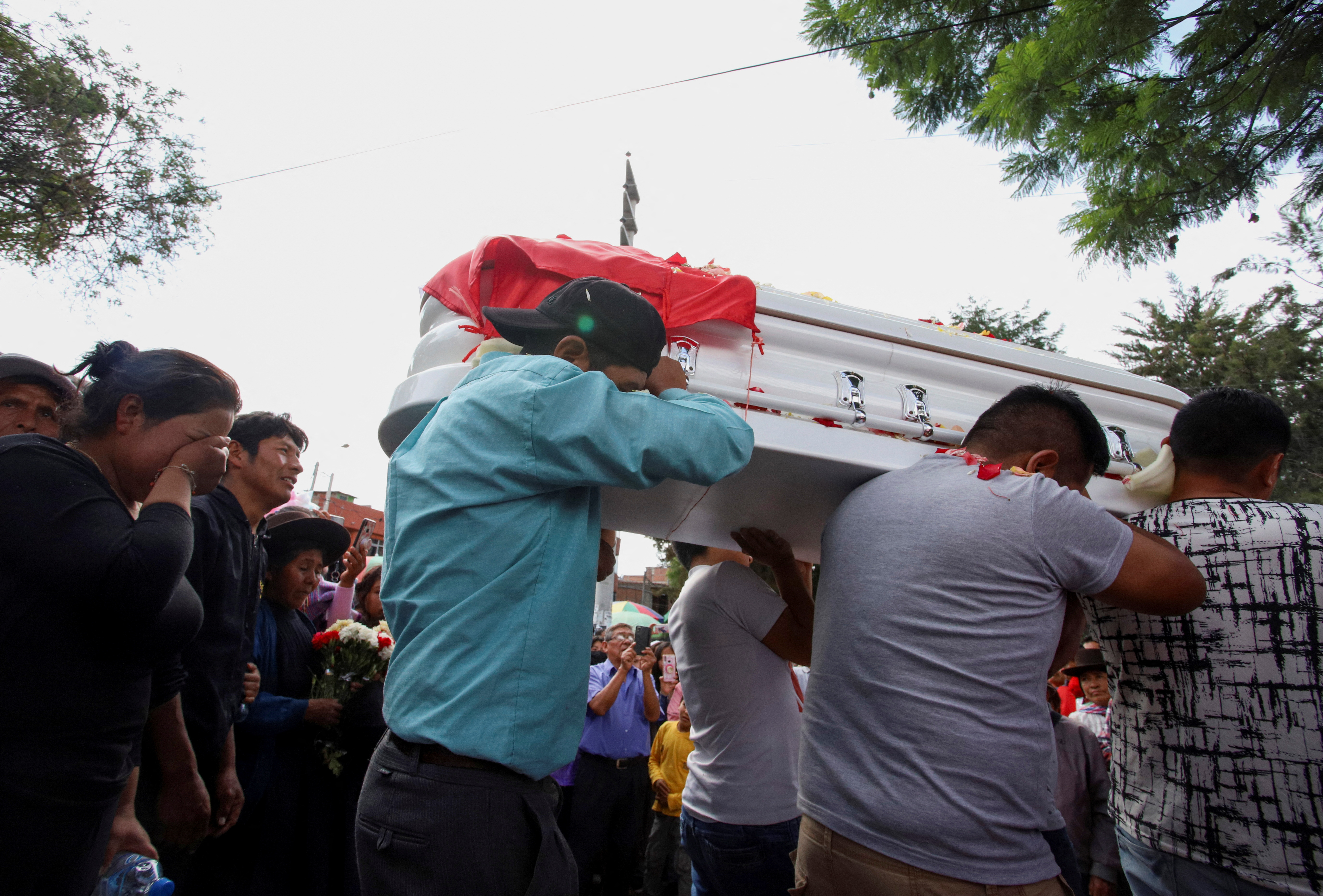 Familiares y amigos cargan el féretro de Leonardo Hancco Chacca, 32, quién murió durante las protestas contra el gobierno de Dina Boluarte