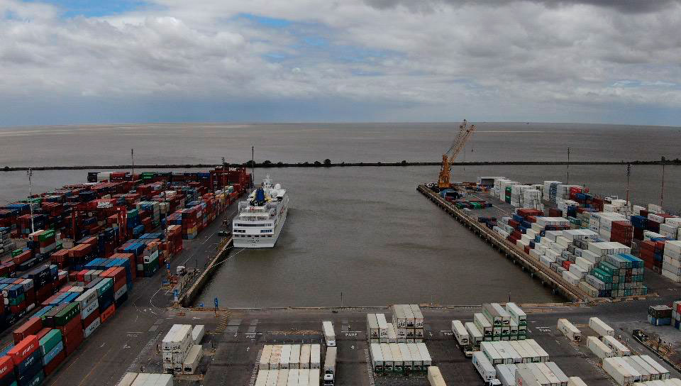 El Crucero Hamburg amarrado en la terminal 3 del puerto metropolitano, horas antes de su zarpada hacia Puerto Madryn