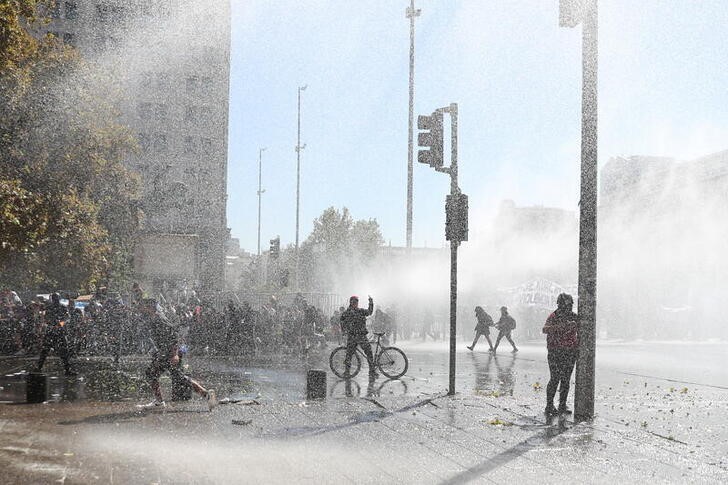 Protesta de estudiantes en Santiago para exigir un aumento de las ayudas estatales