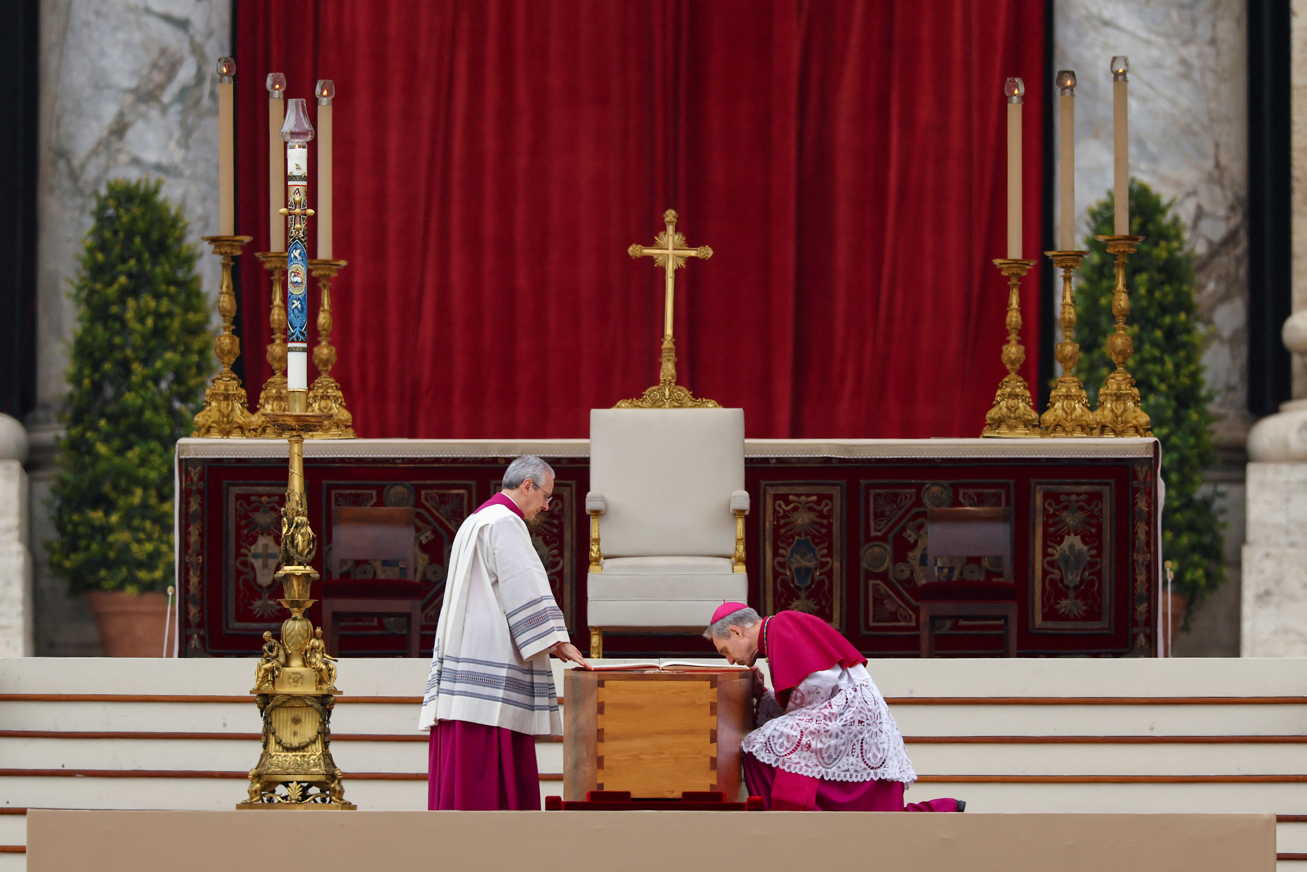 El arzobispo Georg Gaenswein besa la Biblia sobre el ataúd del ex Papa Benedicto durante su funeral.
