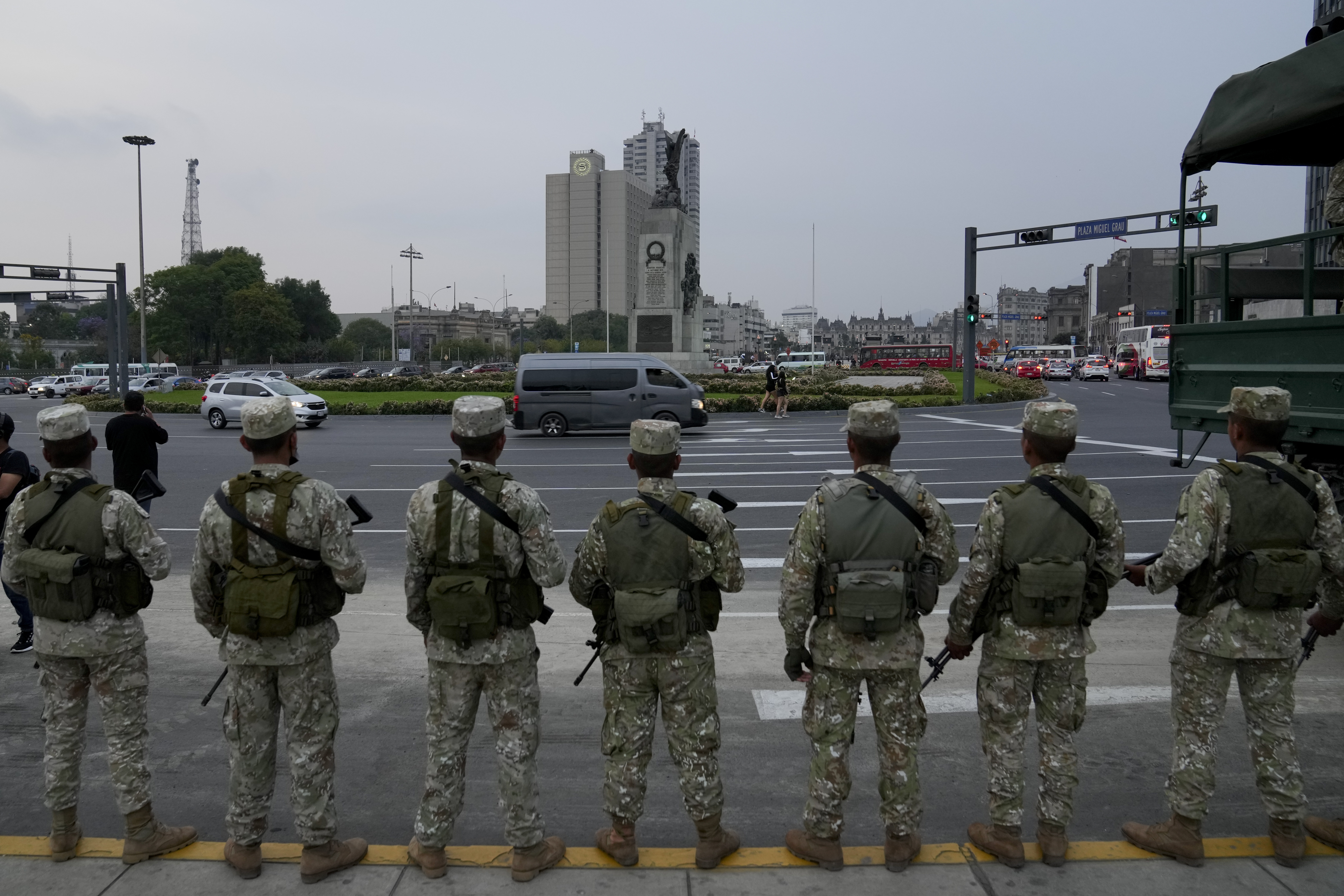 Militares vigilan una avenida de Lima, Perú, el jueves 15 de diciembre de 2022. El nuevo gobierno de Perú declaró el miércoles el estado de emergencia en medio de las protestas que sobrevinieron a la destitución del expresidente Pedro Castillo. (AP Foto/Martín Mejía)