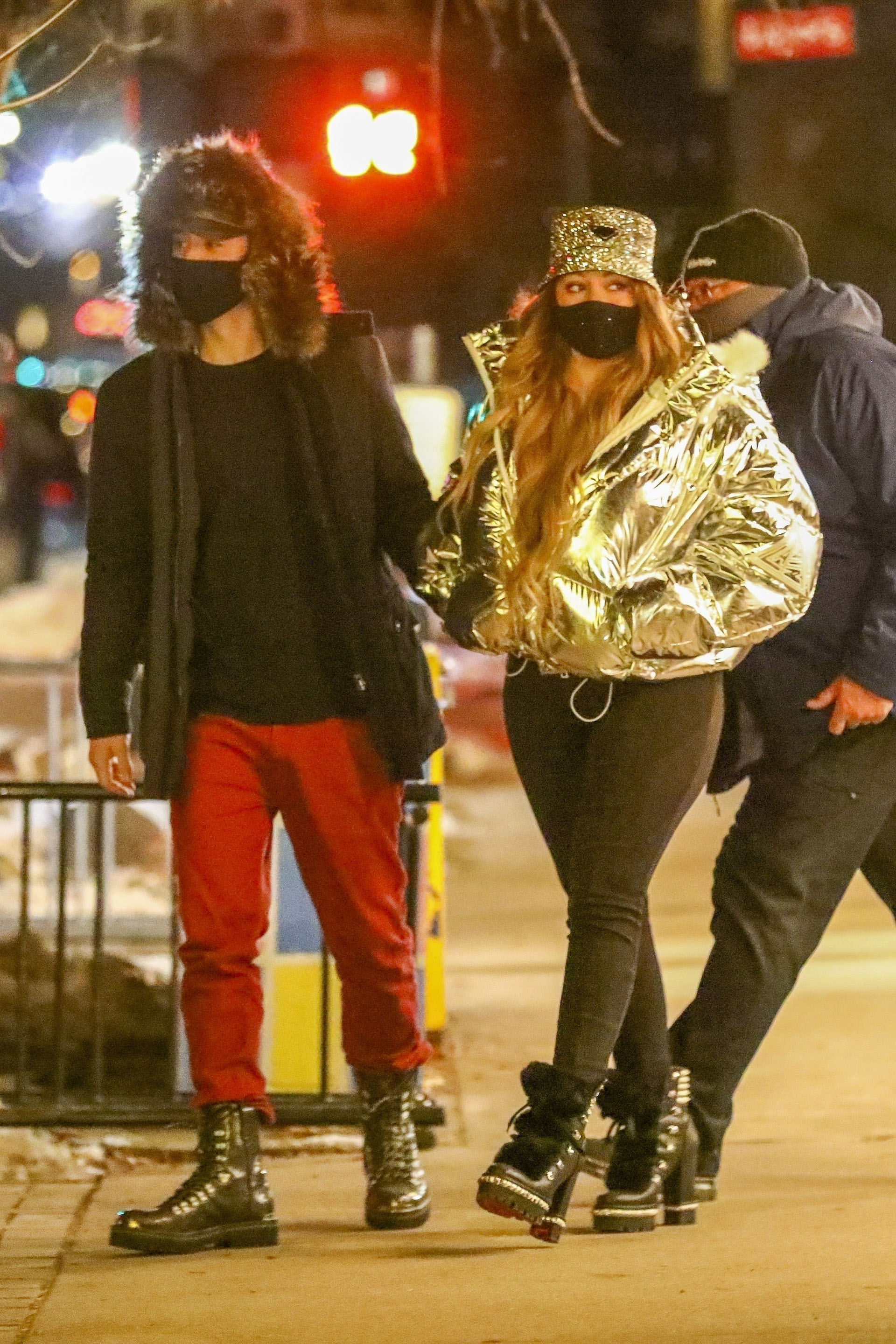 Mariah Carey y Bryan Tanaka fueron a comer a un exclusivo restaurante en Aspen, a donde viajaron para celebrar la Navidad. Ambos le hicieron frente al frío con camperas de piel sintética y pluma. Ella, además, llevó unas calzas negras y él optó por un pantalón rojo