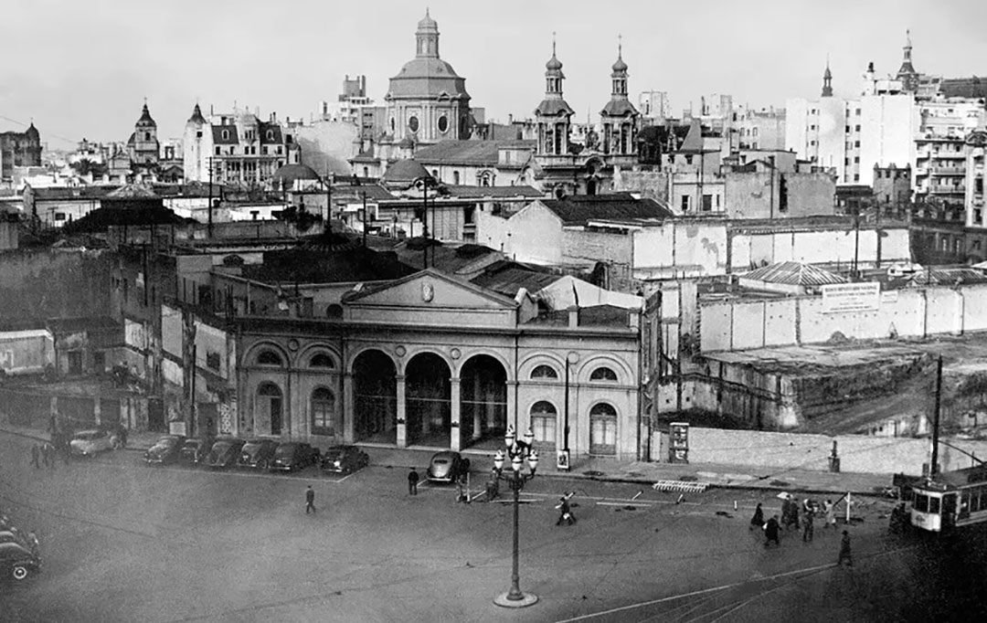 El edificio del Congreso, a diferencia del actual, quedaba empequeñecido por el constante crecimiento de la ciudad de Buenos Aires (Academia Nacional de Historia)