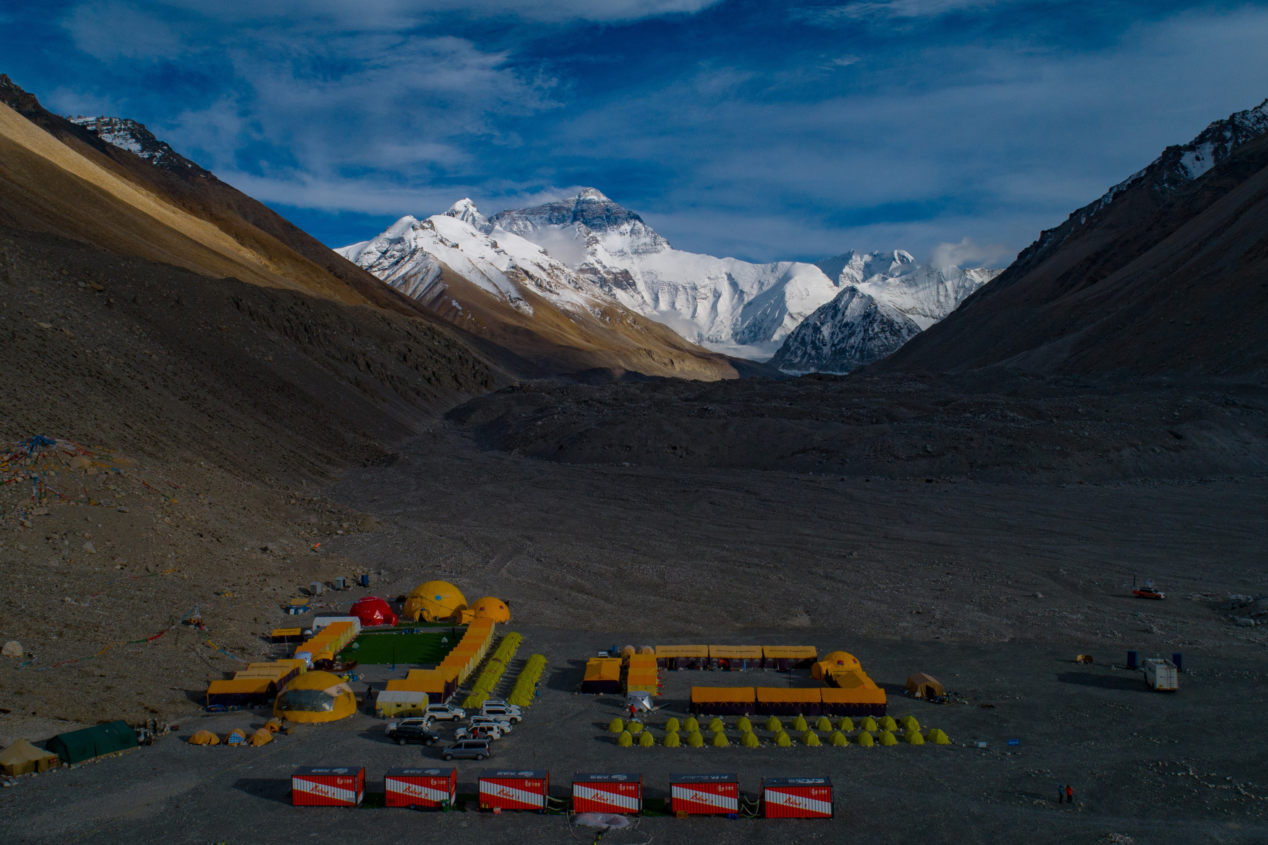 En esta imagen aérea publicada por la agencia de noticias Xinhua, el campamento base del monte Qomolangma, también llamado Everest (Purbu Zhaxi/Xinhua via AP)