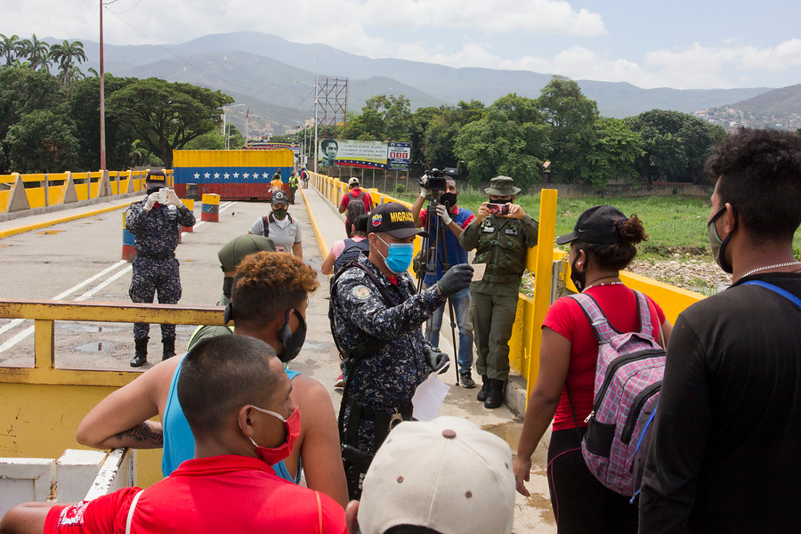 Venezuela llama “emboscada fronteriza” la decisión de Colombia de abrir la frontera