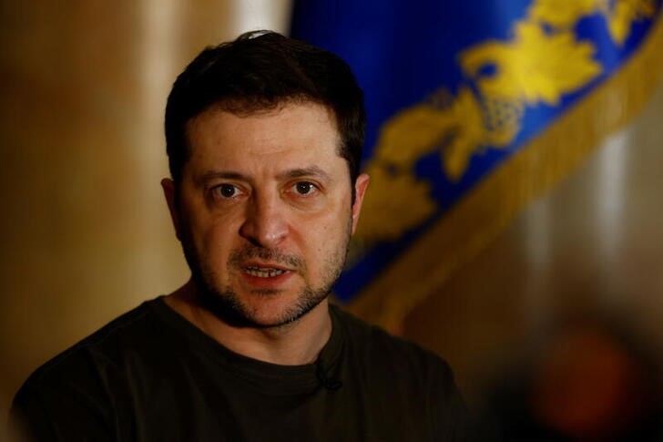 Entre sacos de arena y soldados, presidente ucraniano concede una entrevista  bajo asedio - Infobae