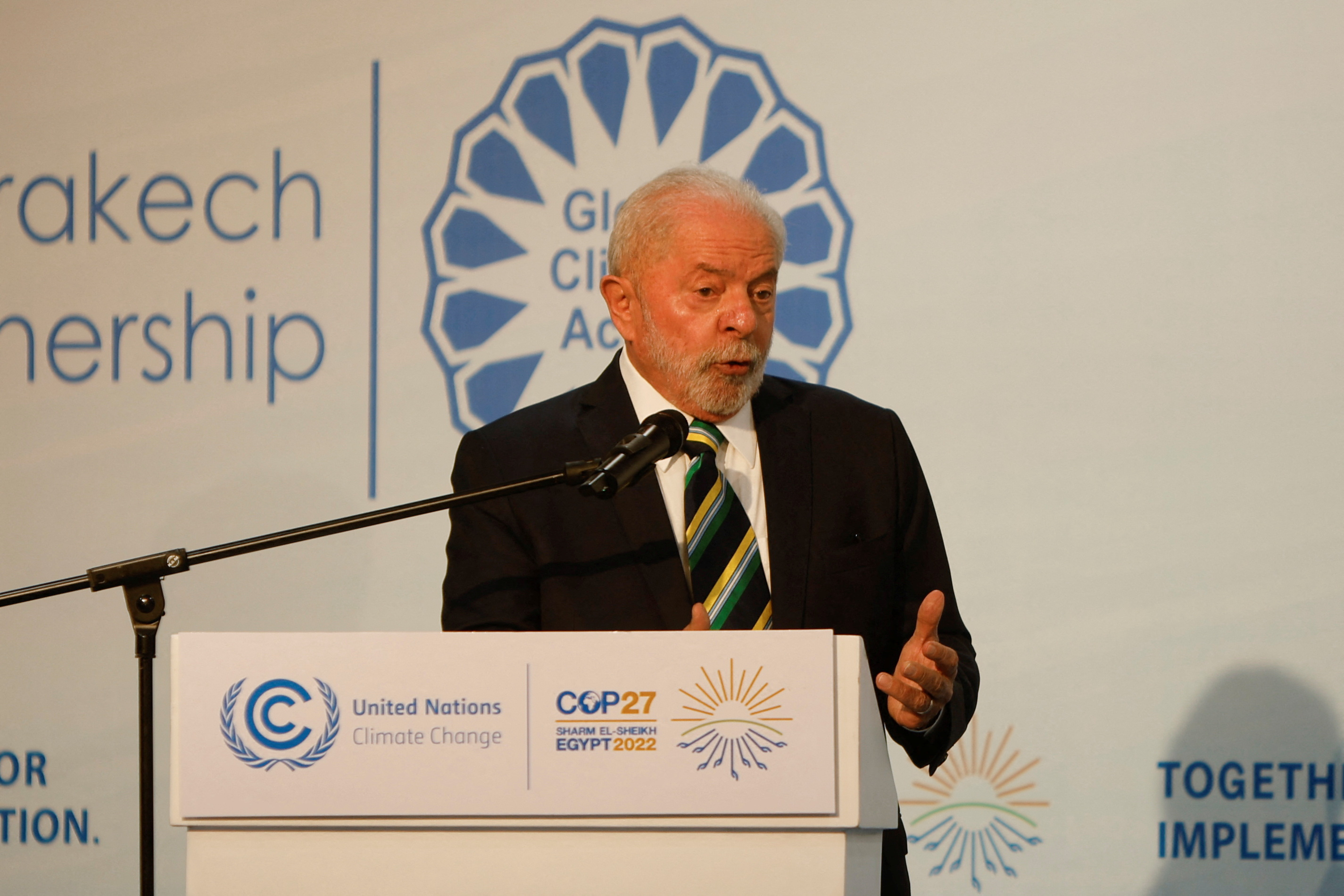 Lula da Silva se dirige a la cumbre del clima COP27, en Sharm el-Sheikh, Egipto, el 16 de noviembre de 2022. REUTERS/Mohammed Salem
