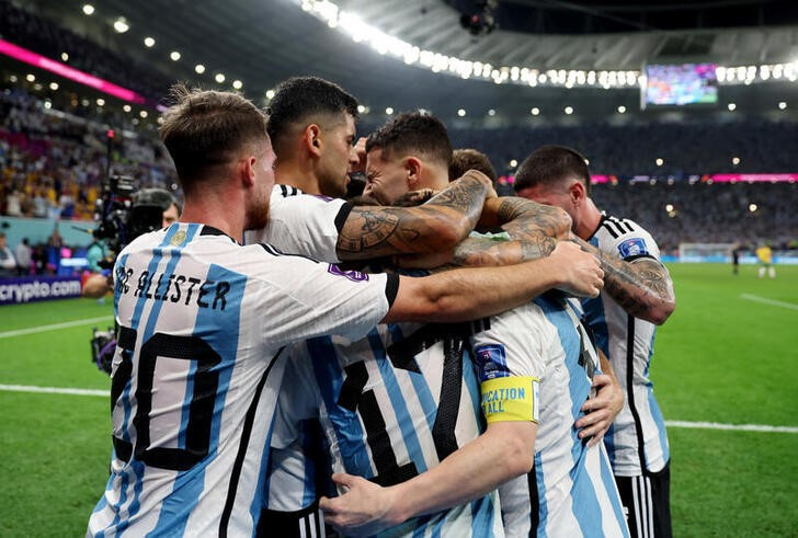 Dic 3, 2022 
Foto del sábado del capitán de Argentina Lionel Messi celebrando con sus compañeros tras marcar ante Australia 
REUTERS/Carl Recine